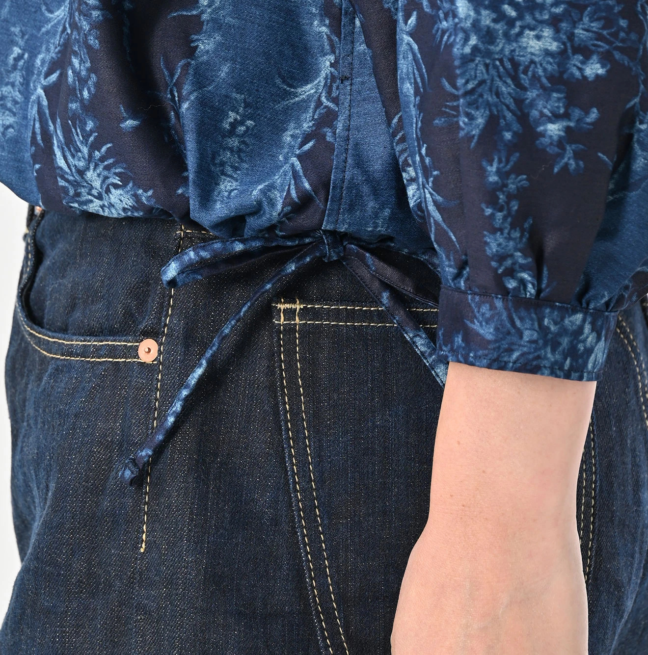 45R(フォーティファイブアール) |シャンデリアフラワープリントのパフブリッジブラウス（インディゴ）