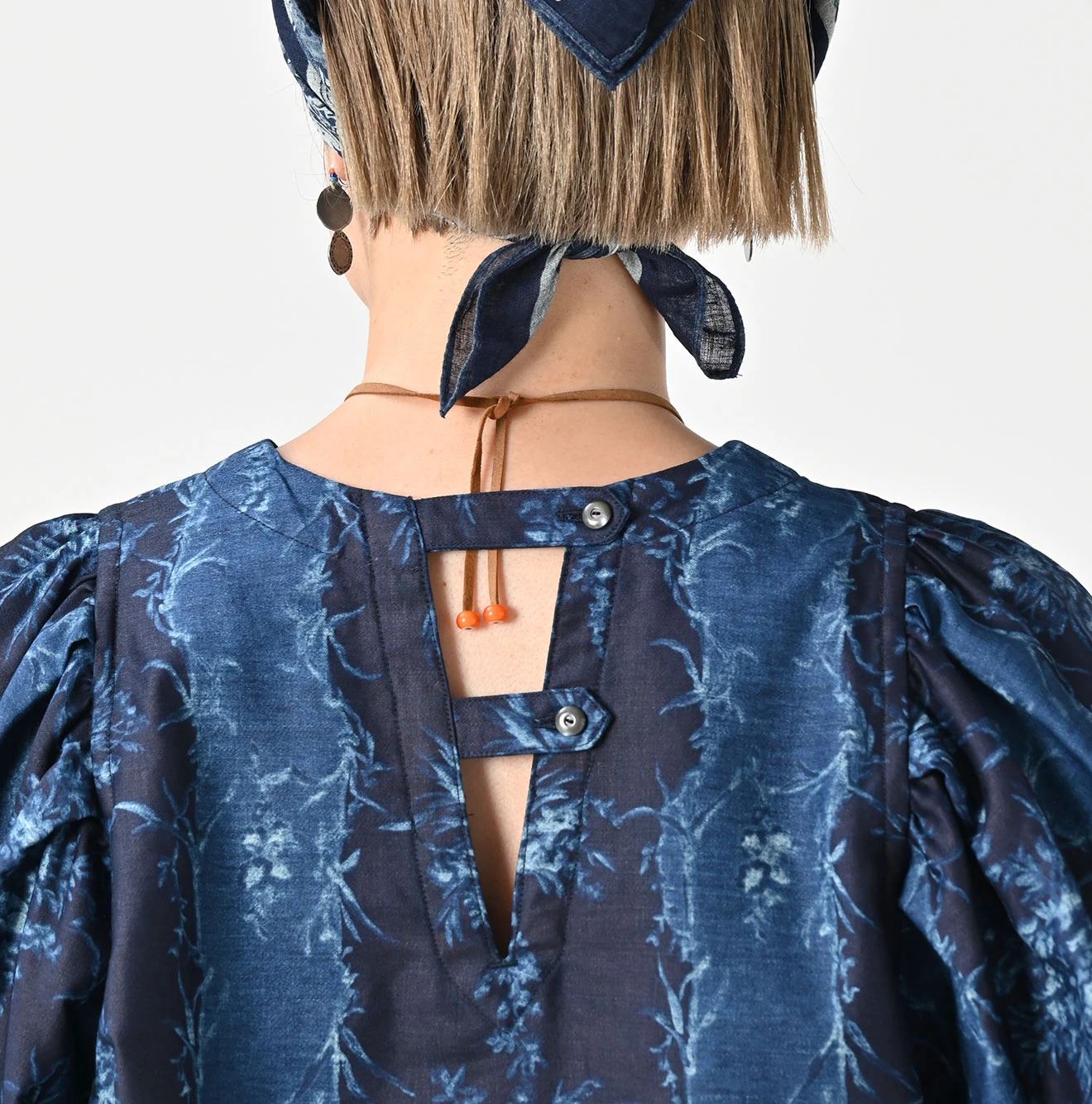 45R(フォーティファイブアール) |シャンデリアフラワープリントのパフブリッジブラウス（インディゴ）