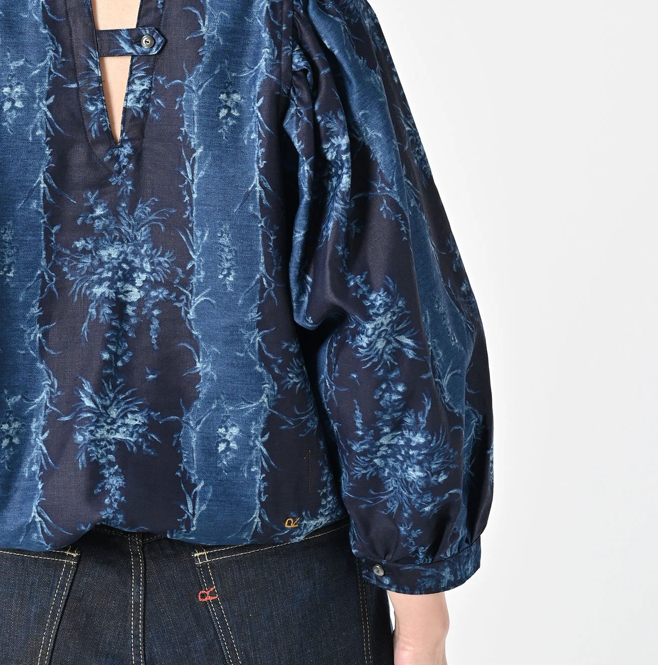 45R(フォーティファイブアール) |シャンデリアフラワープリントのパフブリッジブラウス（インディゴ）