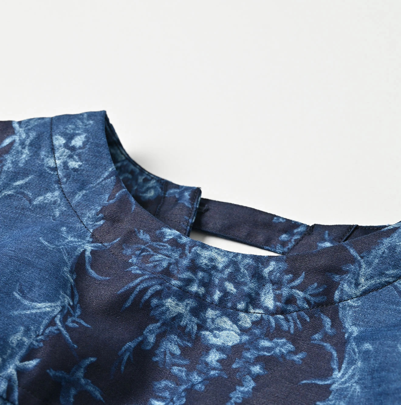 45R(フォーティファイブアール) |シャンデリアフラワープリントのパフブリッジブラウス（インディゴ）