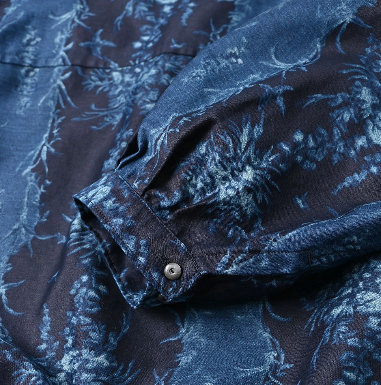 45R(フォーティファイブアール) |シャンデリアフラワープリントのパフブリッジブラウス（インディゴ）