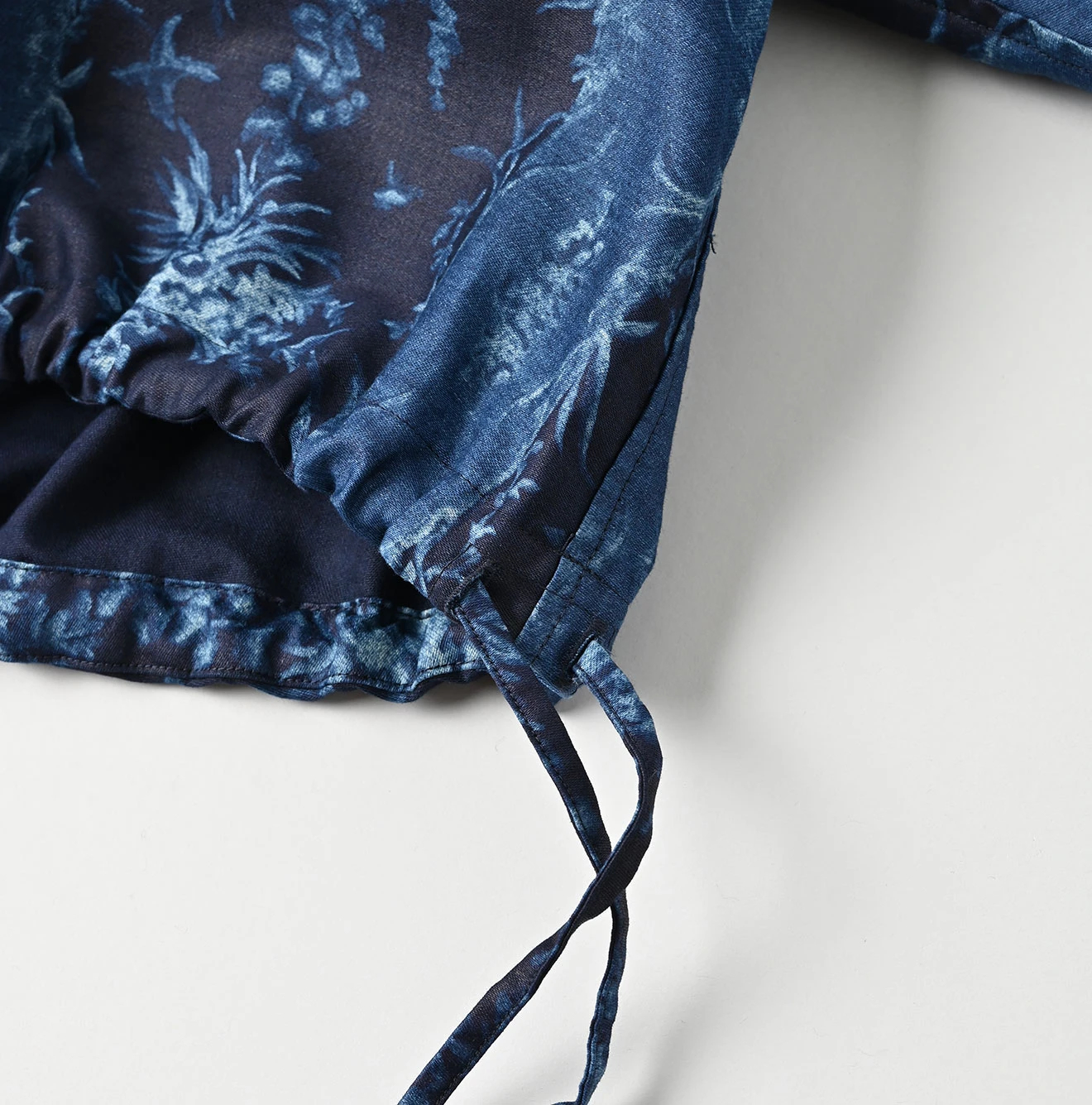 45R(フォーティファイブアール) |シャンデリアフラワープリントのパフブリッジブラウス（インディゴ）