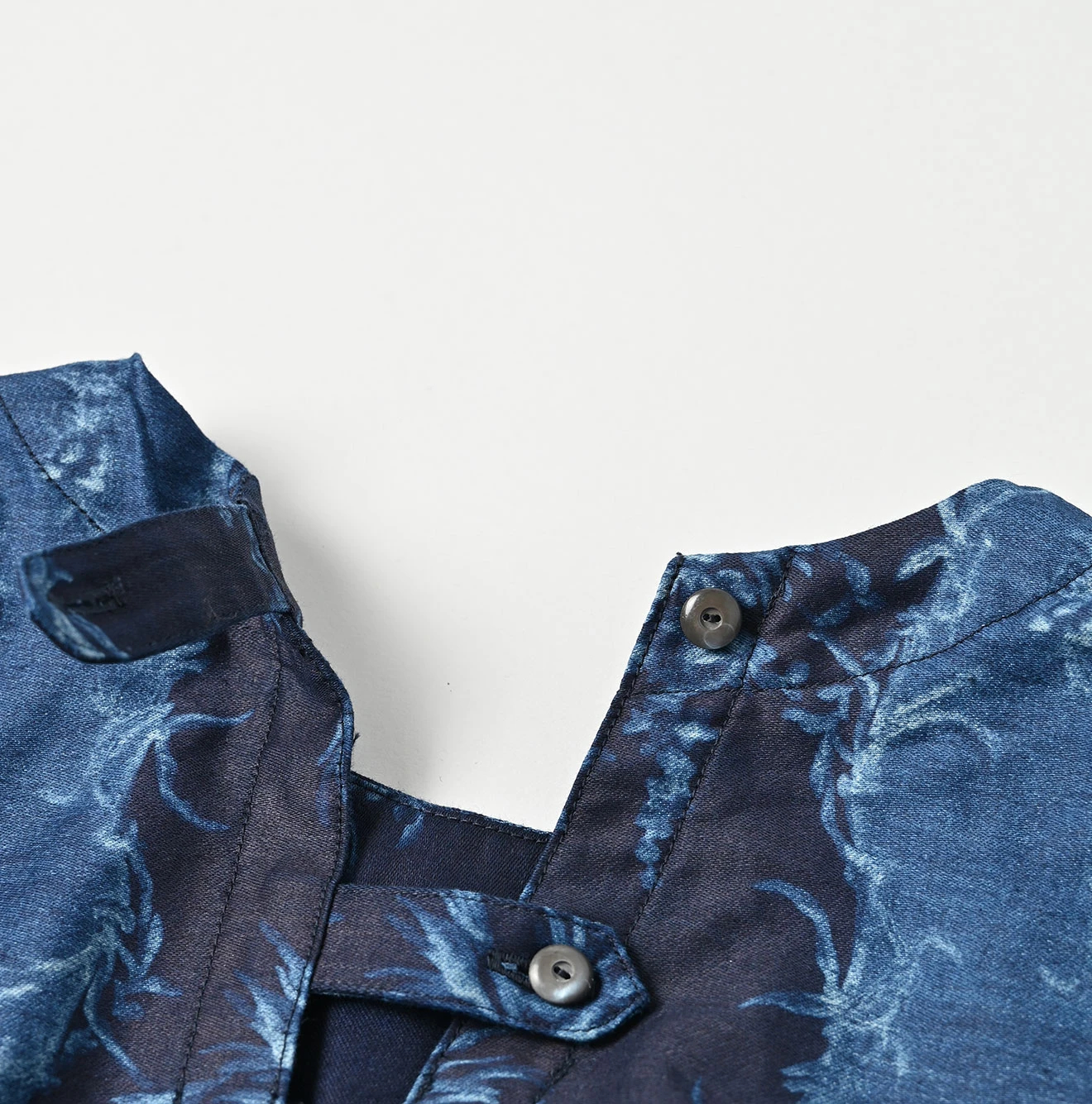 45R(フォーティファイブアール) |シャンデリアフラワープリントのパフブリッジブラウス（インディゴ）