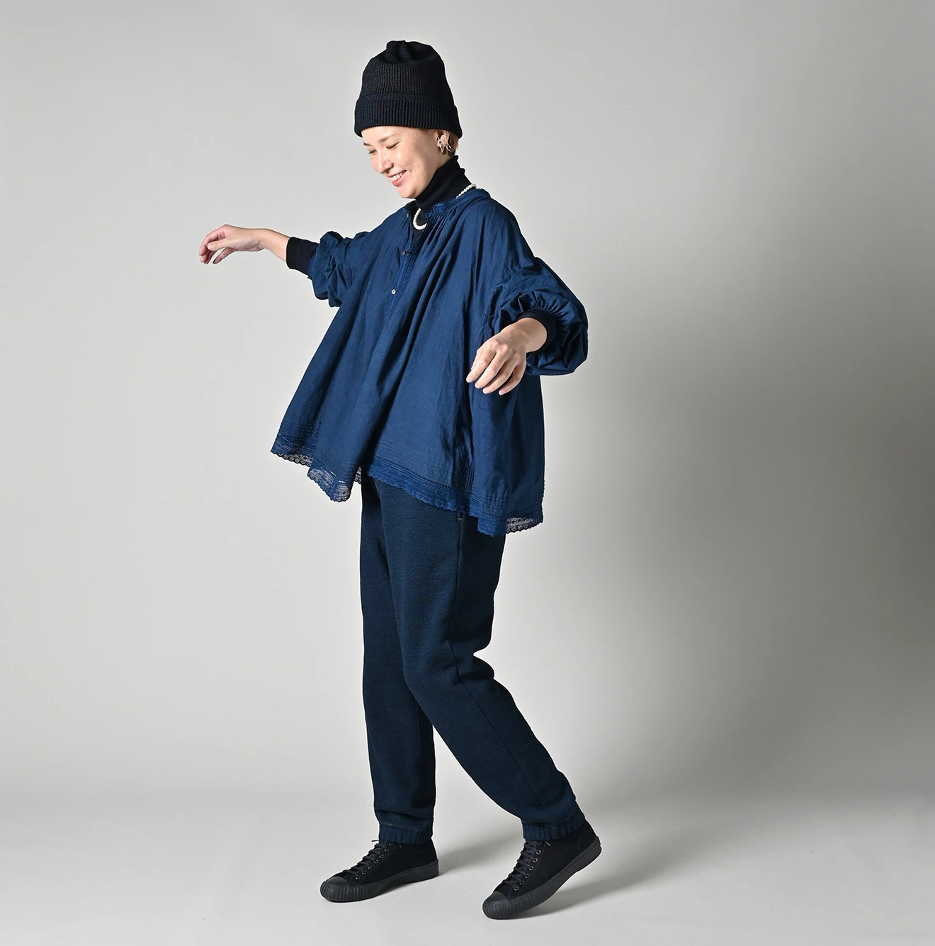 45R(フォーティファイブアール) |インドカディレース×タックのスモックブラウス（藍）