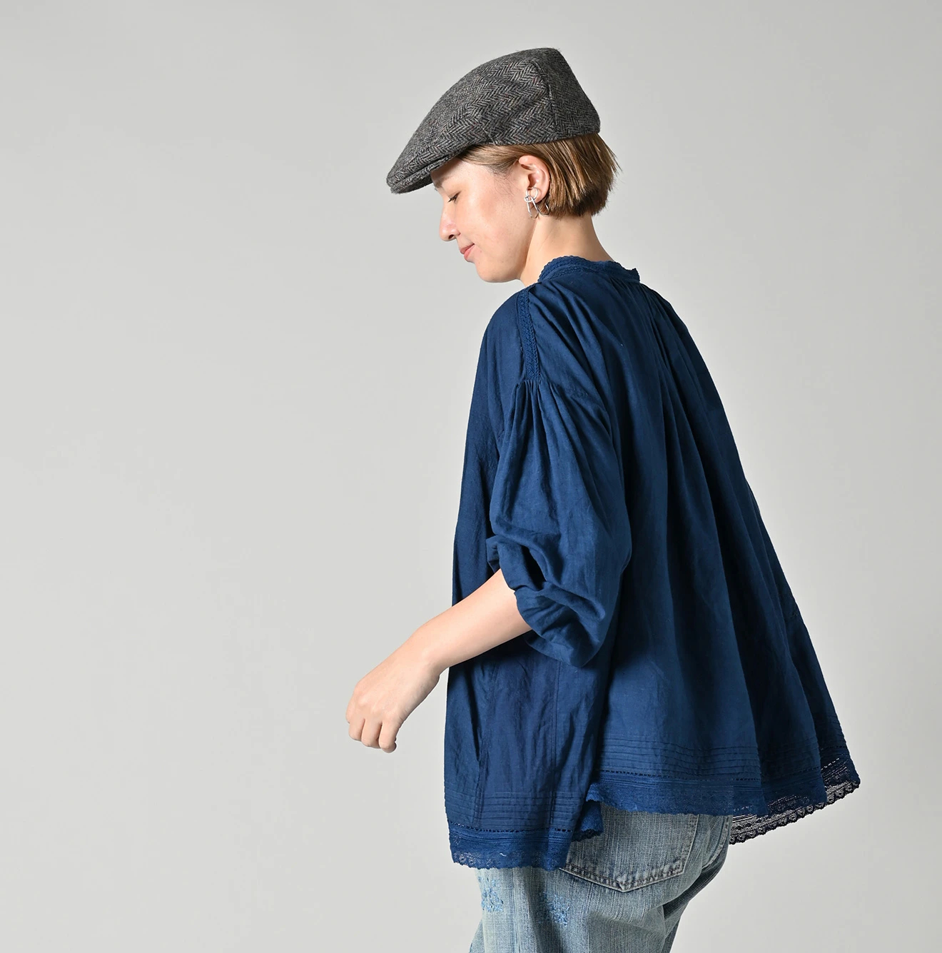 45R(フォーティファイブアール) |インドカディレース×タックのスモックブラウス（藍）