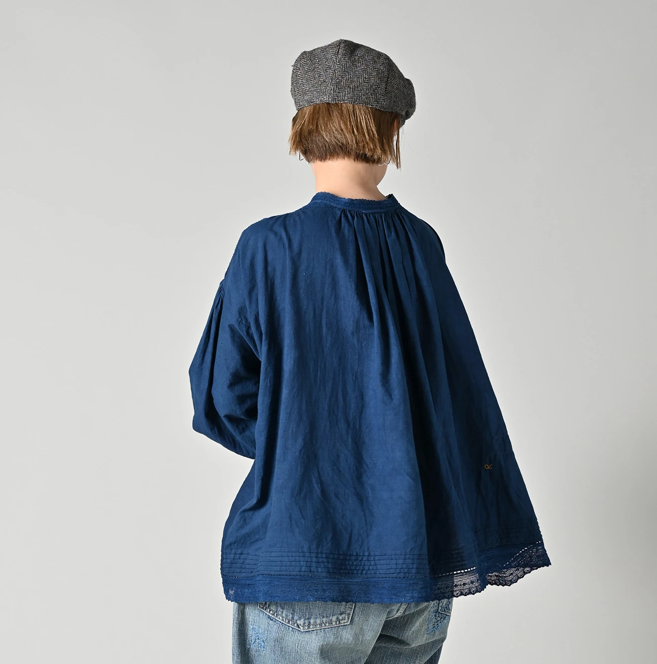 45R(フォーティファイブアール) |インドカディレース×タックのスモックブラウス（藍）
