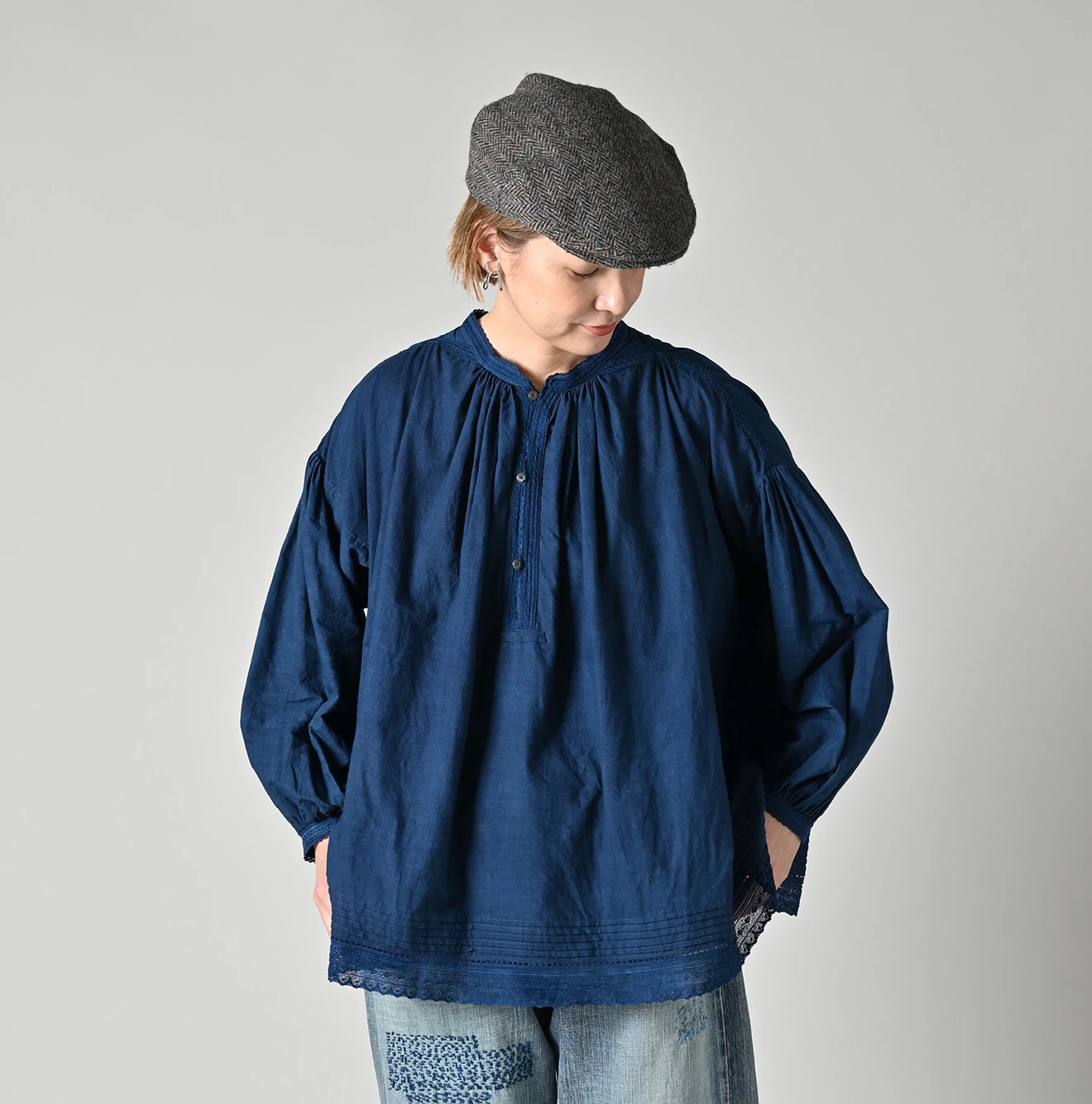 45R(フォーティファイブアール) |インドカディレース×タックのスモックブラウス（藍）