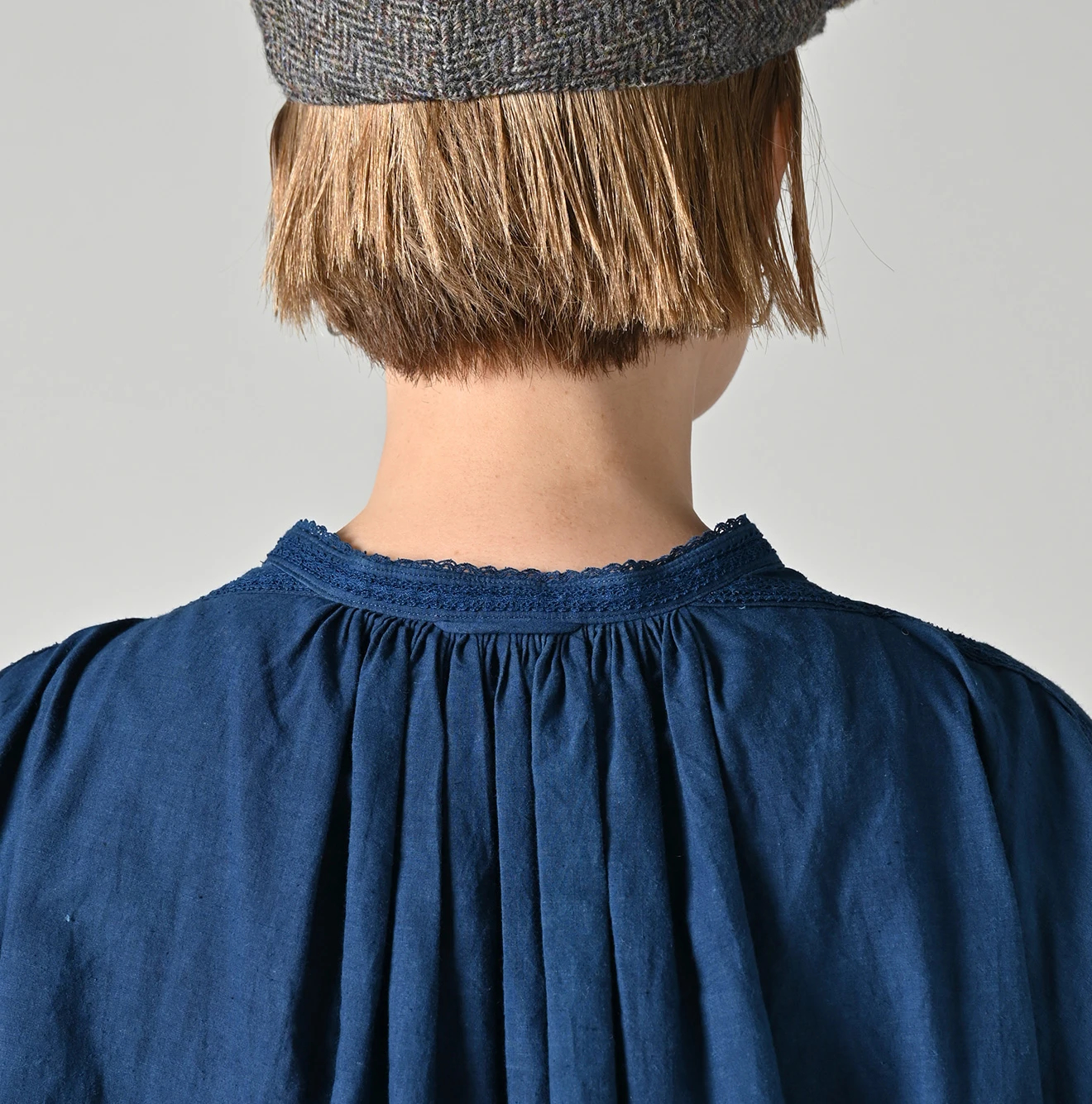 45R(フォーティファイブアール) |インドカディレース×タックのスモックブラウス（藍）