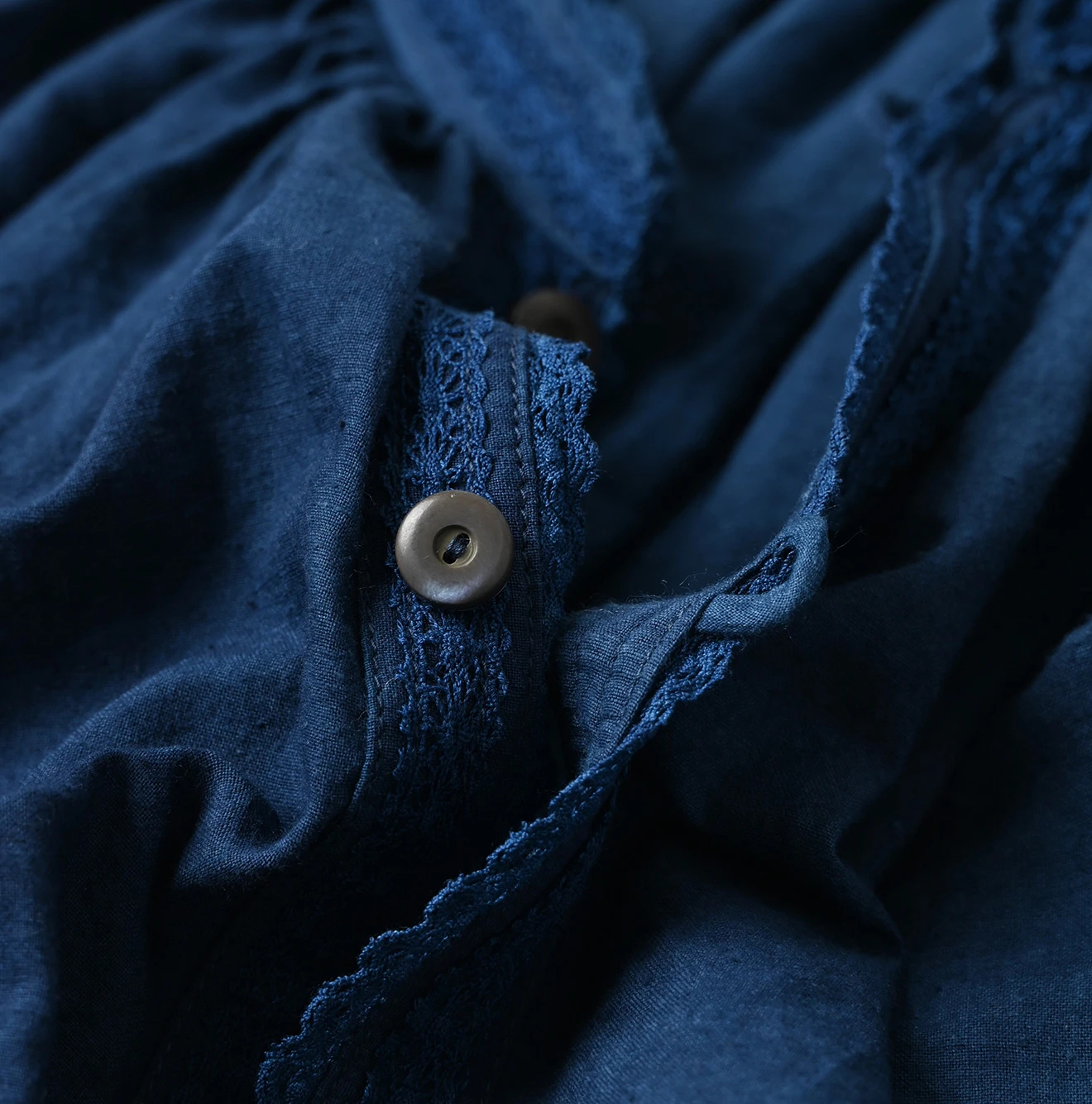 45R(フォーティファイブアール) |インドカディレース×タックのスモックブラウス（藍）