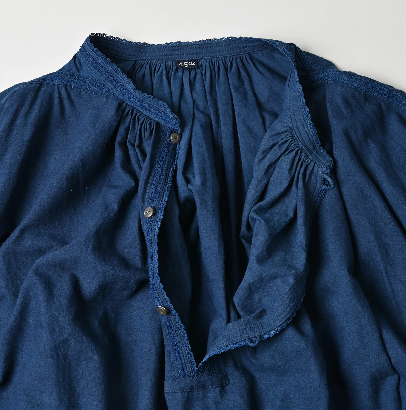 45R(フォーティファイブアール) |インドカディレース×タックのスモックブラウス（藍）
