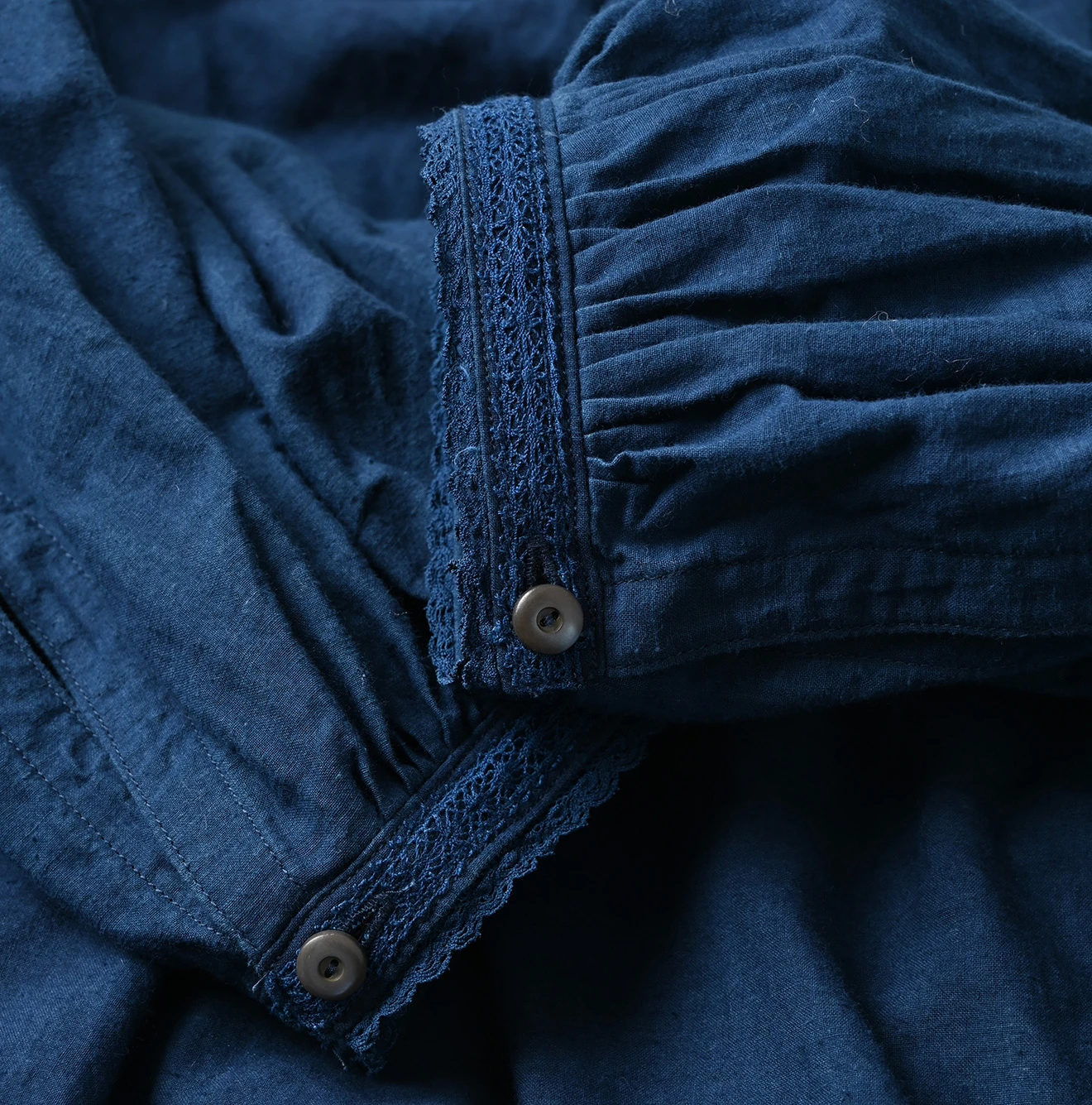 45R(フォーティファイブアール) |インドカディレース×タックのスモックブラウス（藍）