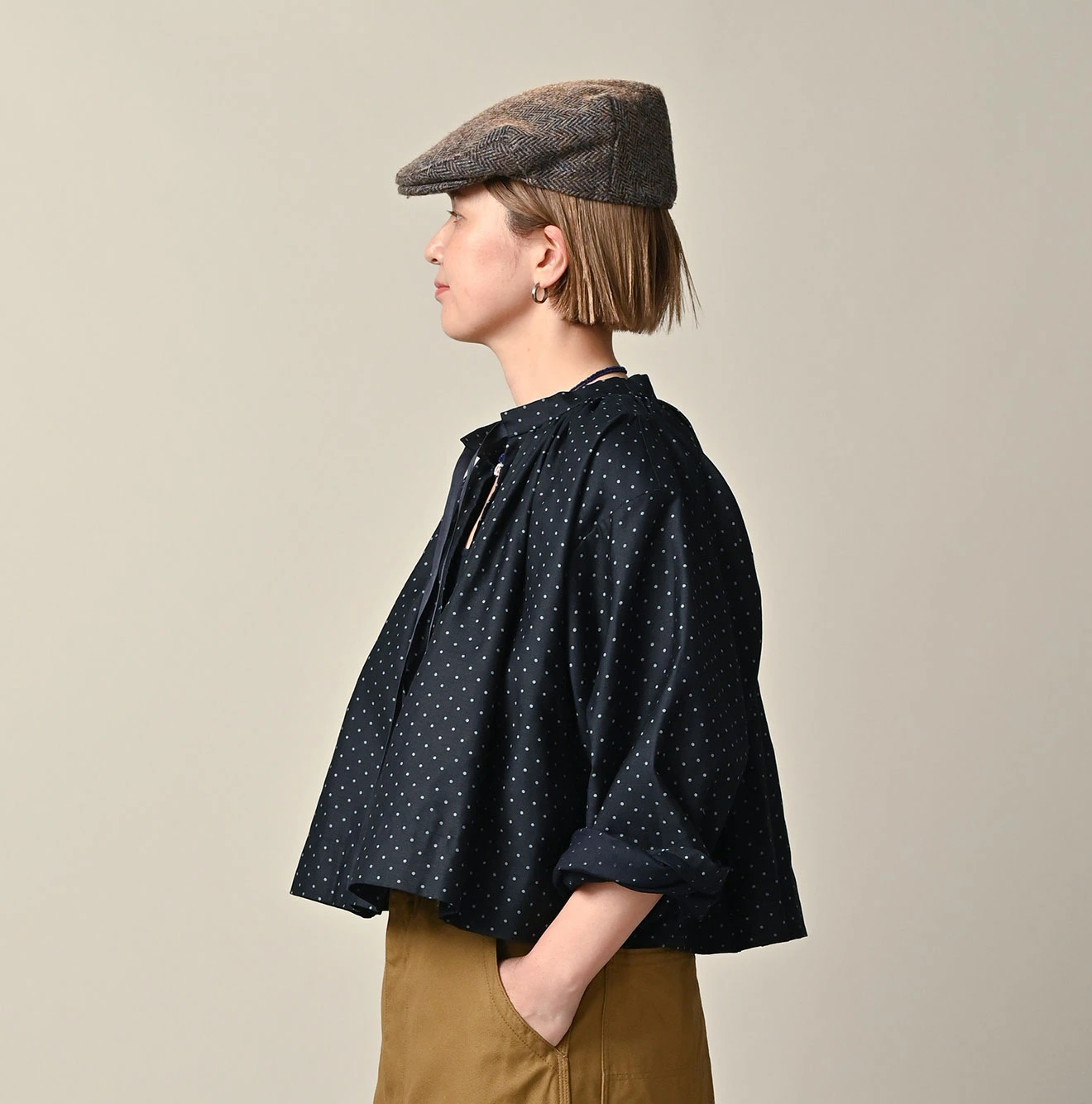 45R(フォーティファイブアール) |ドットプリントのシュシュスモックブラウス（インディゴ）