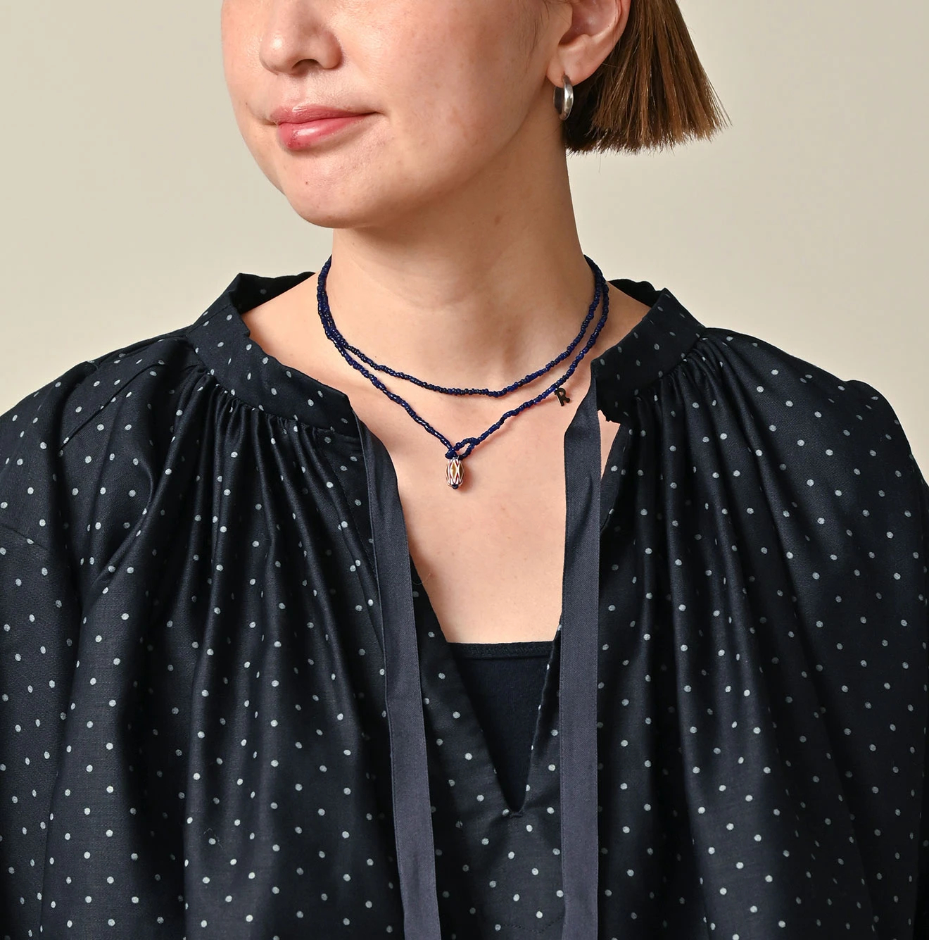 45R(フォーティファイブアール) |ドットプリントのシュシュスモックブラウス（インディゴ）