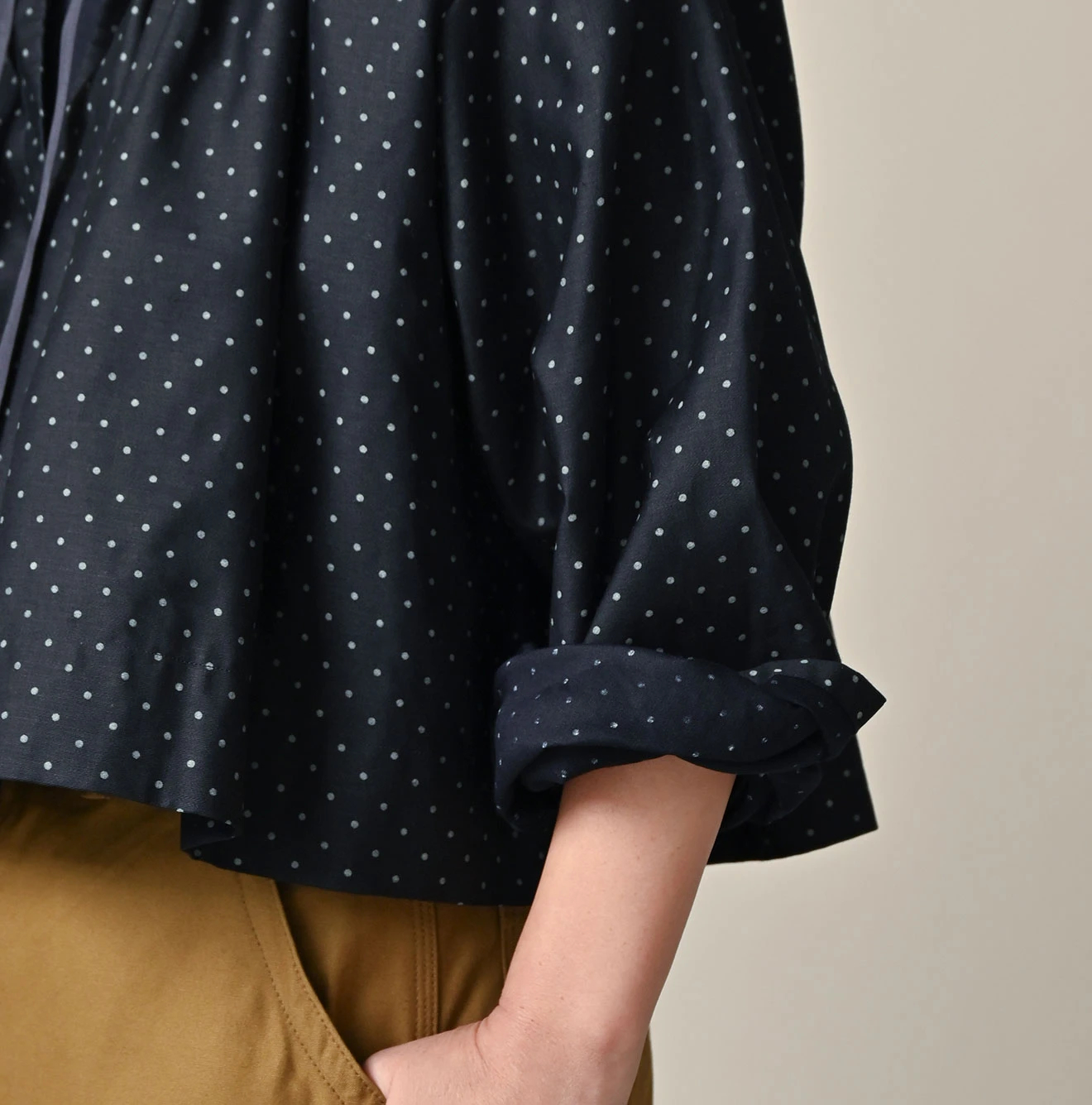 45R(フォーティファイブアール) |ドットプリントのシュシュスモックブラウス（インディゴ）
