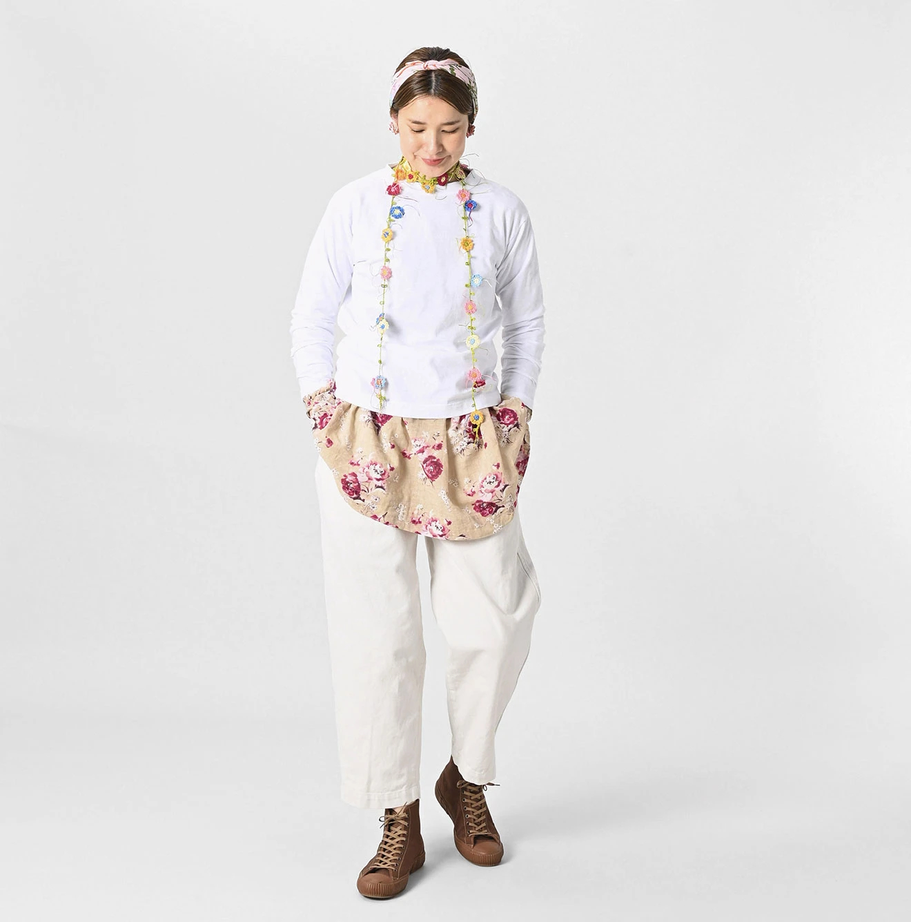 45R（フォーティファイブアール）| 侘助椿ブル刺繍の90845星Tシャツ