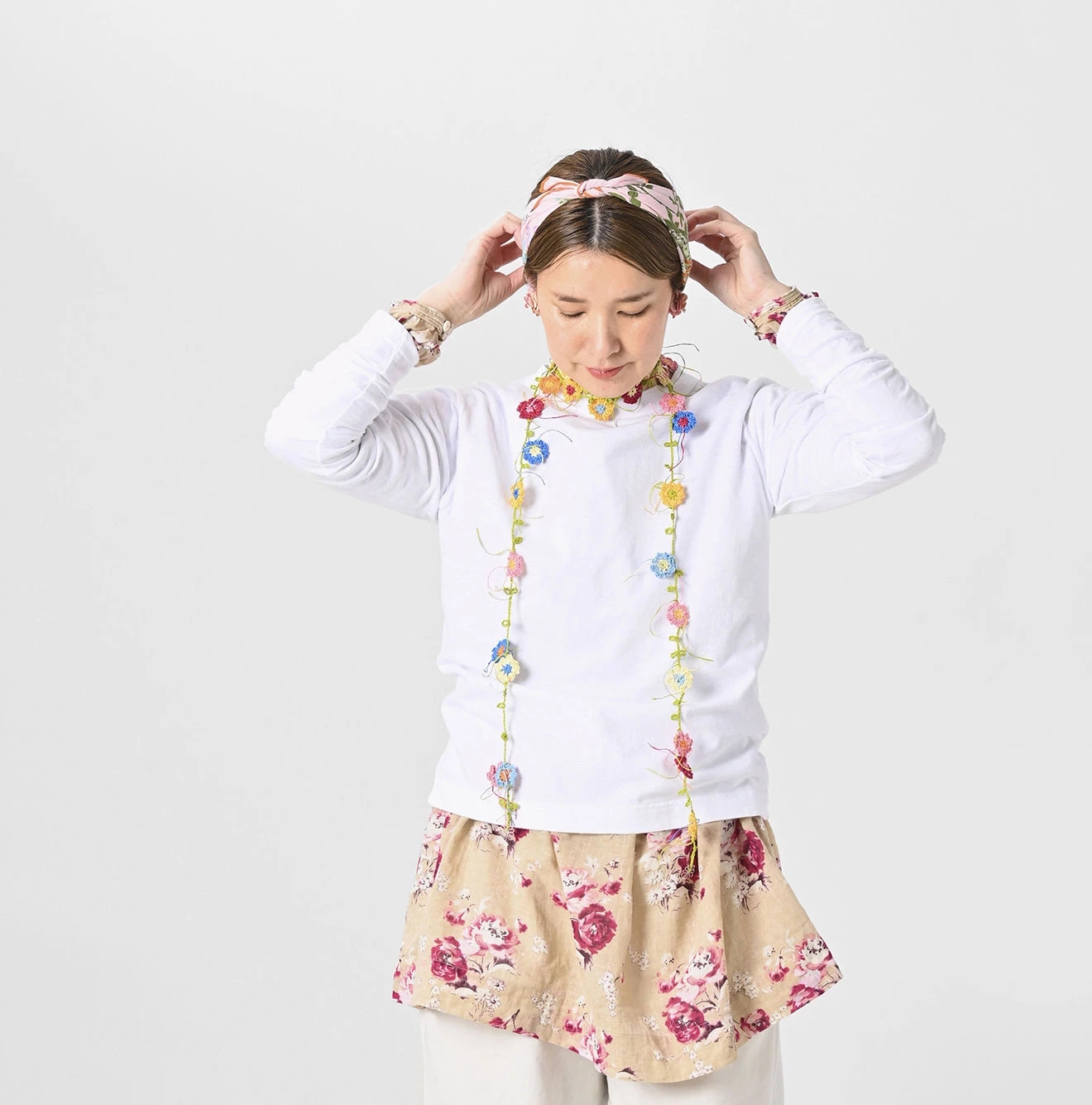 45R（フォーティファイブアール）| 侘助椿ブル刺繍の90845星Tシャツ