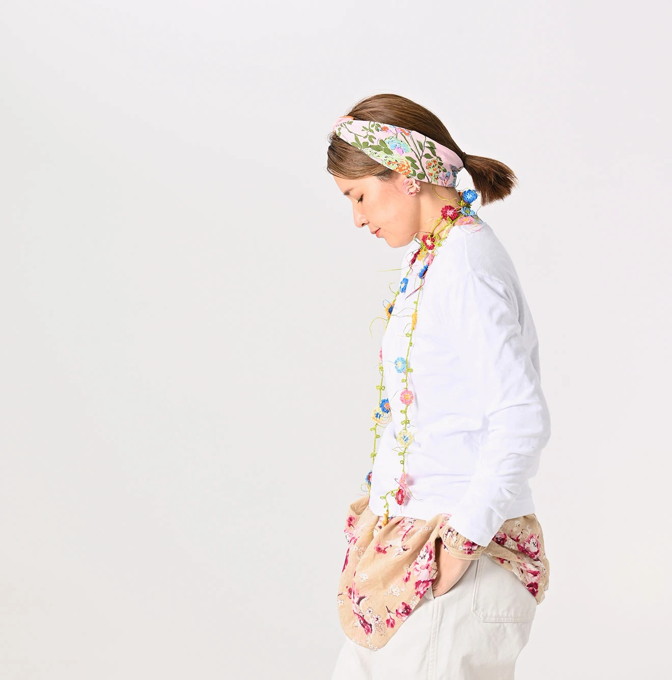45R（フォーティファイブアール）| 侘助椿ブル刺繍の90845星Tシャツ