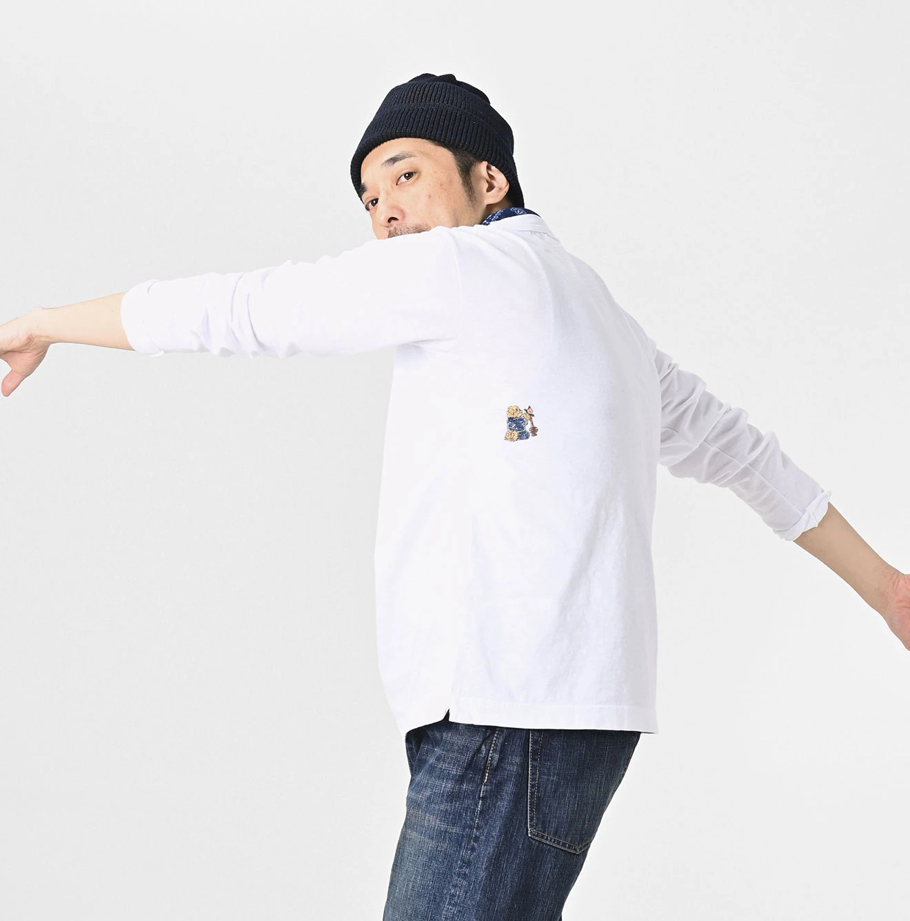 45R（フォーティファイブアール）| 侘助椿ブル刺繍の90845星Tシャツ