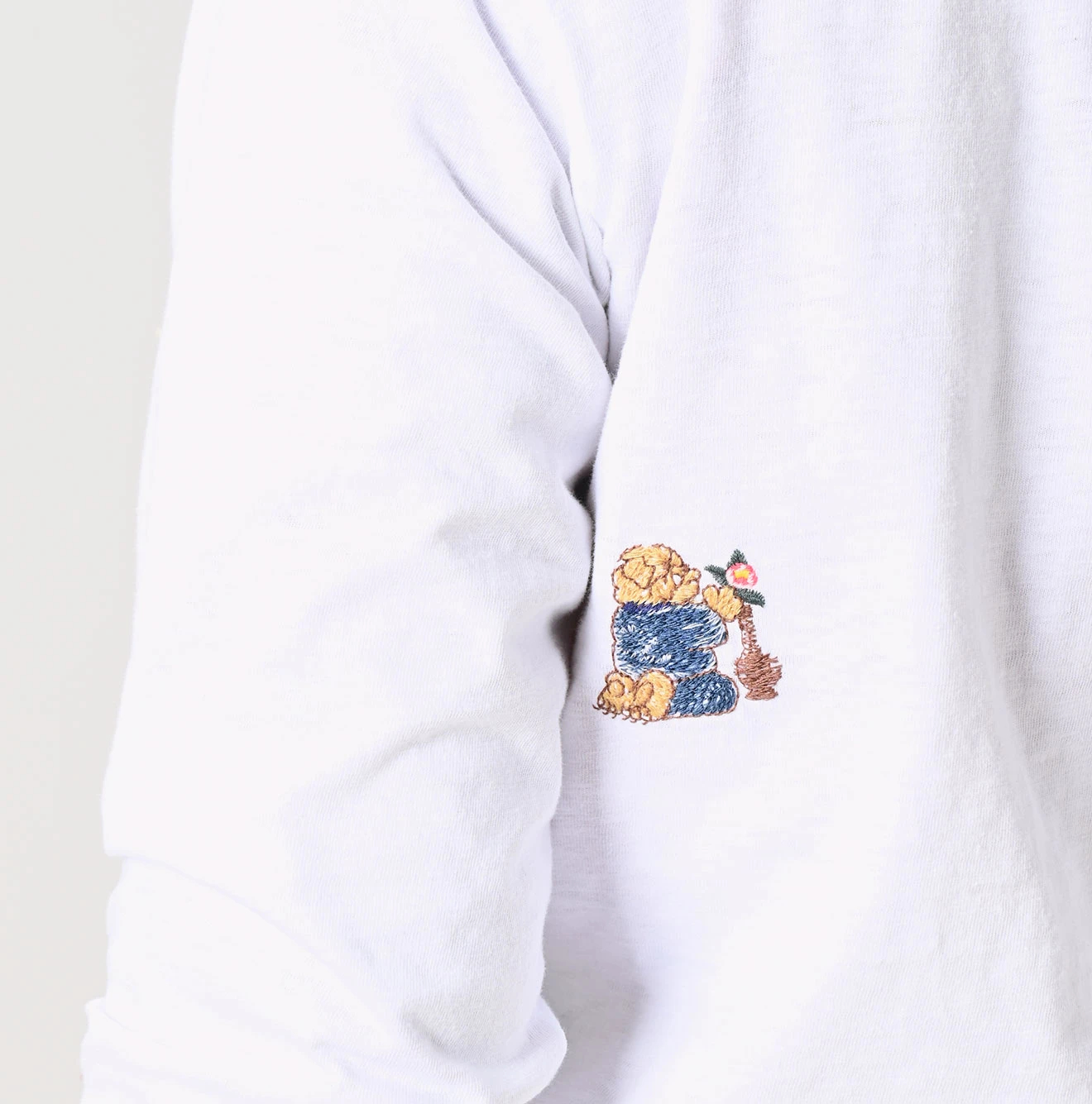 45R（フォーティファイブアール）| 侘助椿ブル刺繍の90845星Tシャツ