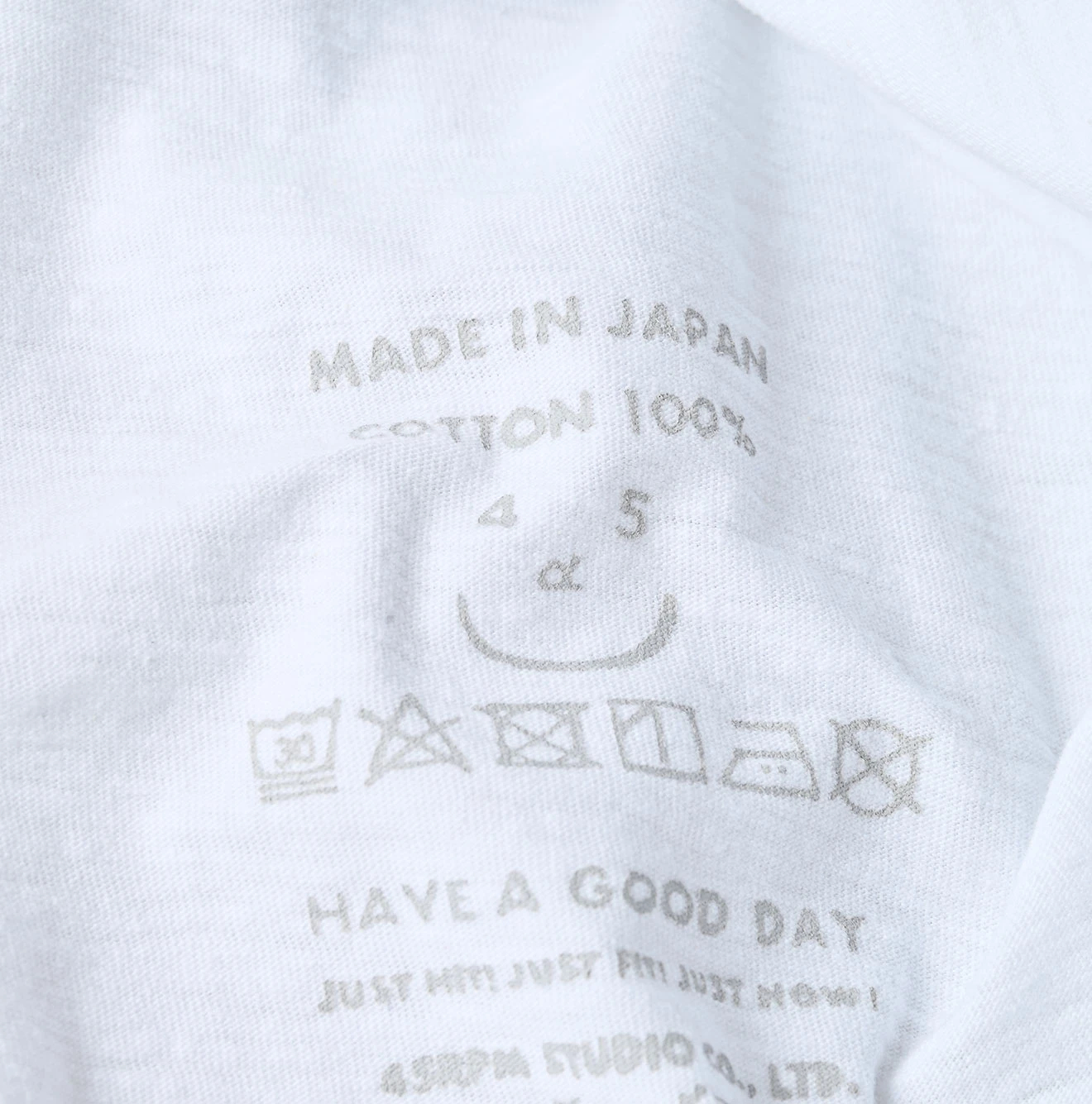 45R（フォーティファイブアール）| 侘助椿ブル刺繍の90845星Tシャツ