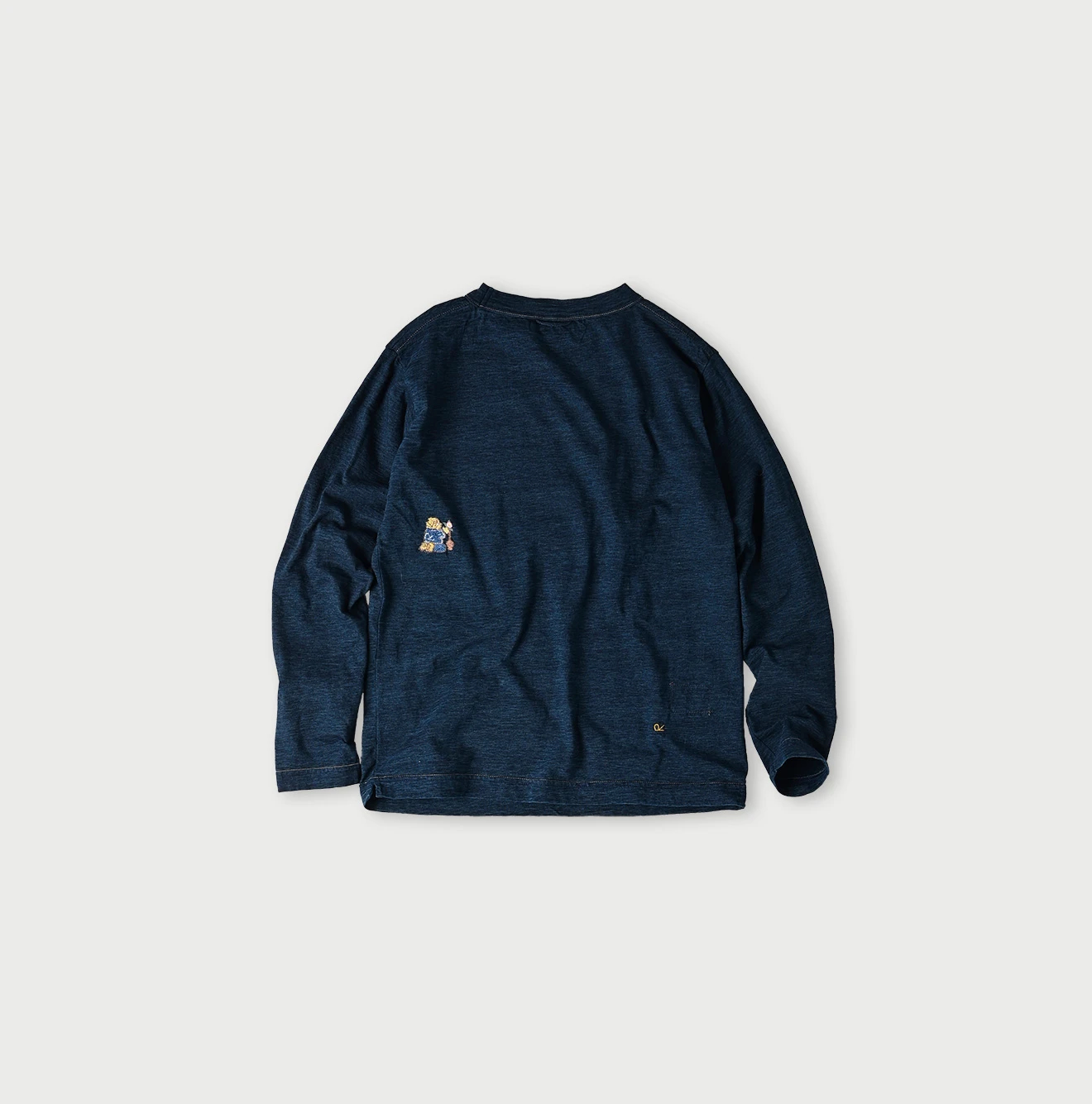 45R（フォーティファイブアール）| 侘助椿ブル刺繍の90845星Tシャツ