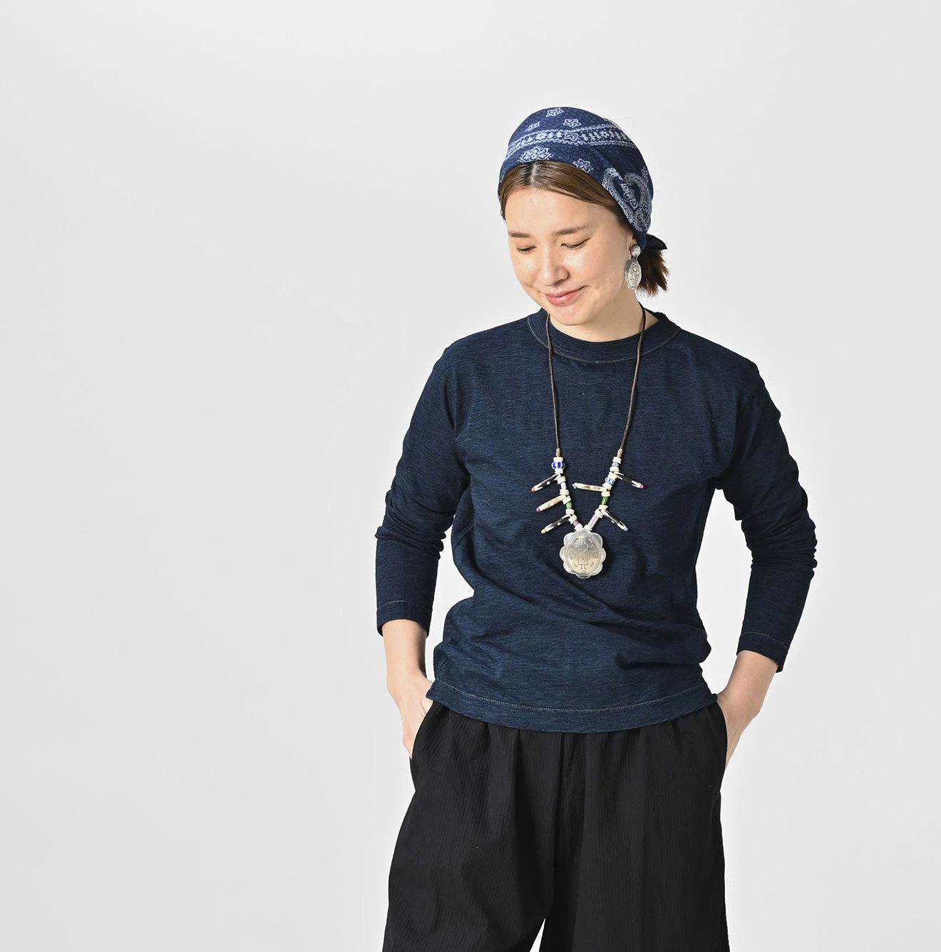 45R（フォーティファイブアール）| 侘助椿ブル刺繍の90845星Tシャツ