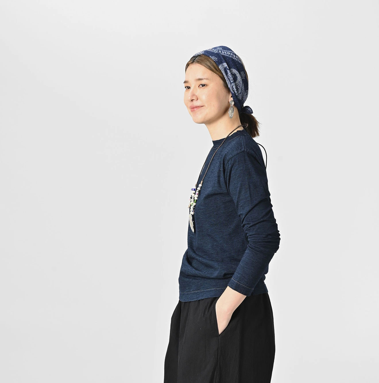45R（フォーティファイブアール）| 侘助椿ブル刺繍の90845星Tシャツ