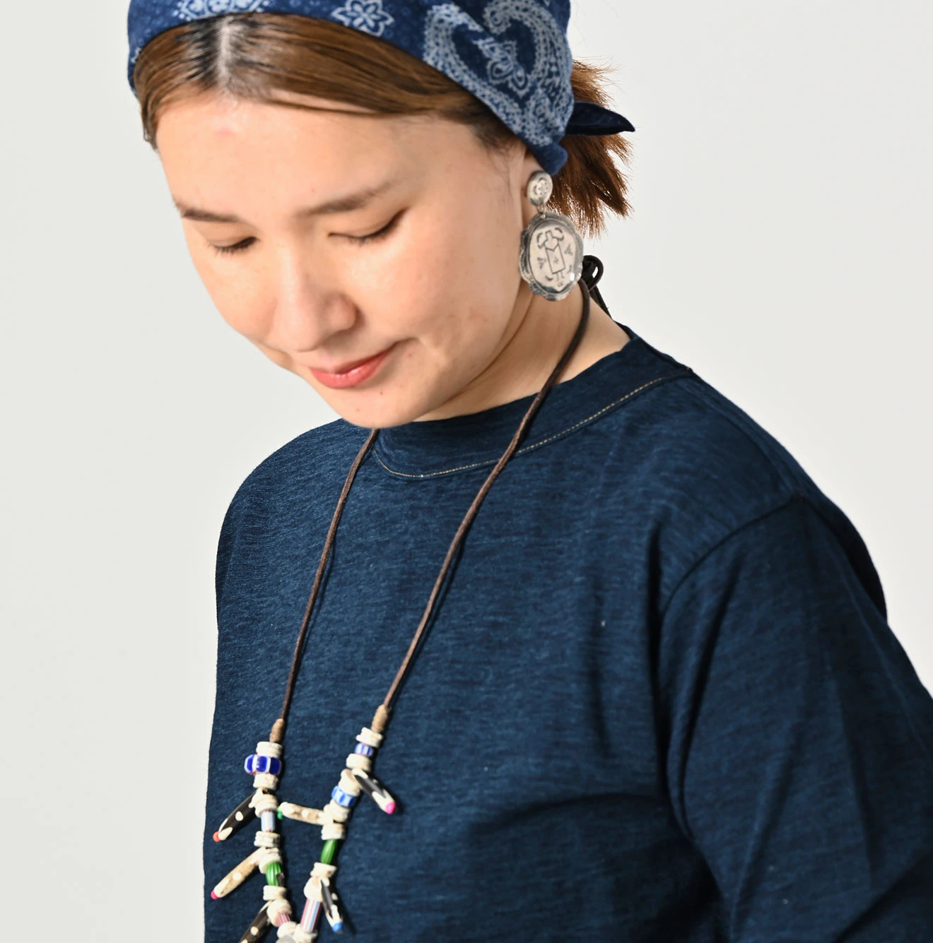 45R（フォーティファイブアール）| 侘助椿ブル刺繍の90845星Tシャツ
