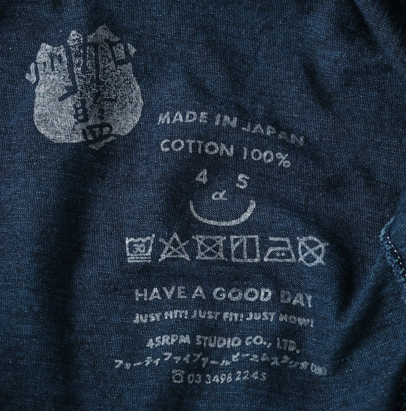 45R 森戸の四角Tシャツ(再びインディゴ) R刺繍 グラデーション 45周年 45R（フォーティファイブアール）| 侘助椿ブル刺繍の90845星Tシャツ
