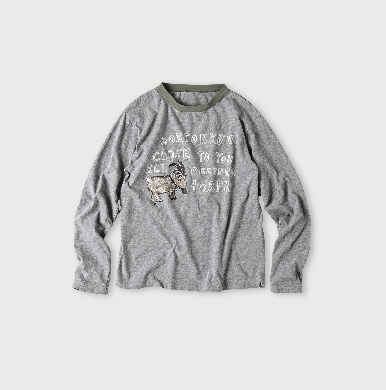 45R(フォーティファイブアール) |ゴートンくんベタッチプリントの908クレリックTシャツ（トップ）