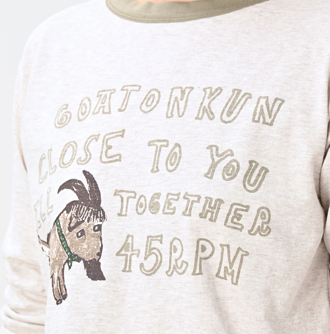 45R(フォーティファイブアール) |ゴートンくんベタッチプリントの908クレリックTシャツ（トップ）