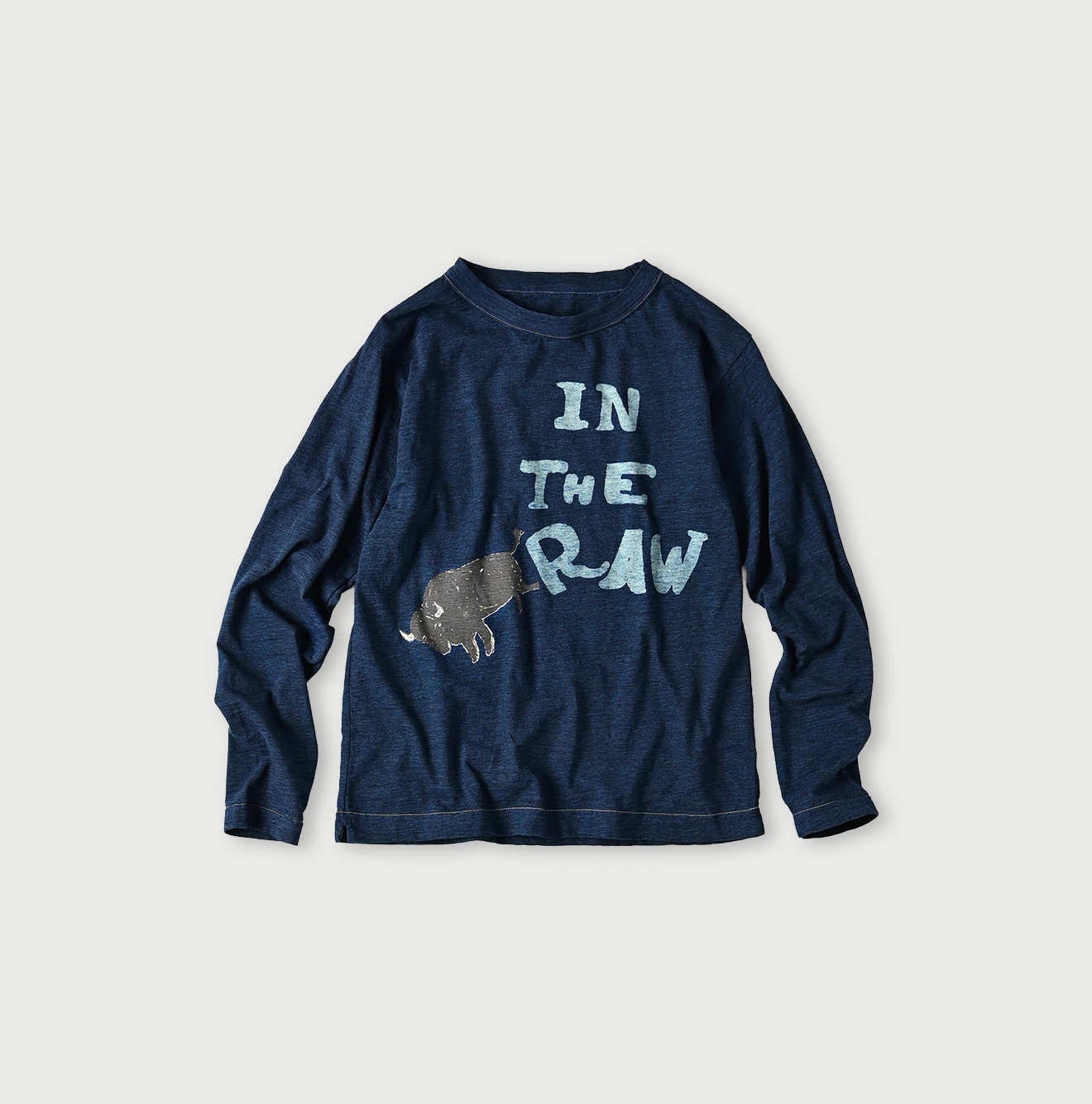 45R(フォーティファイブアール) |IN THE RAWベタッチプリントの908Tシャツ（インディゴ）