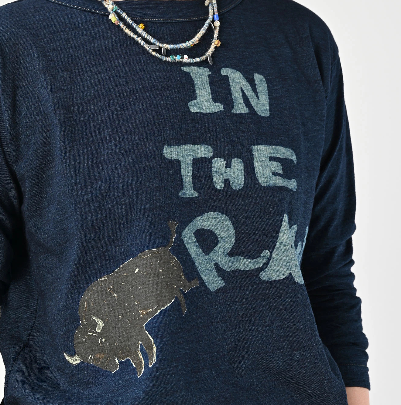 45R(フォーティファイブアール) |IN THE RAWベタッチプリントの908Tシャツ（インディゴ）