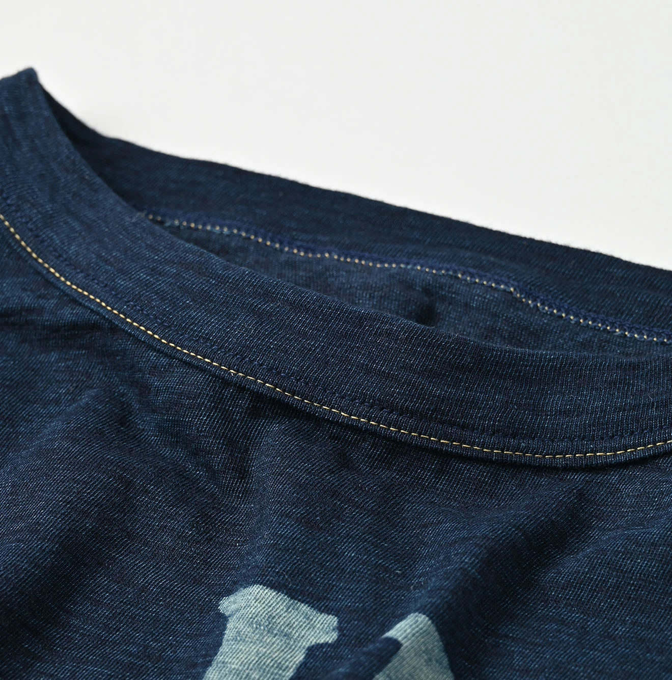 45R(フォーティファイブアール) |IN THE RAWベタッチプリントの908Tシャツ（インディゴ）