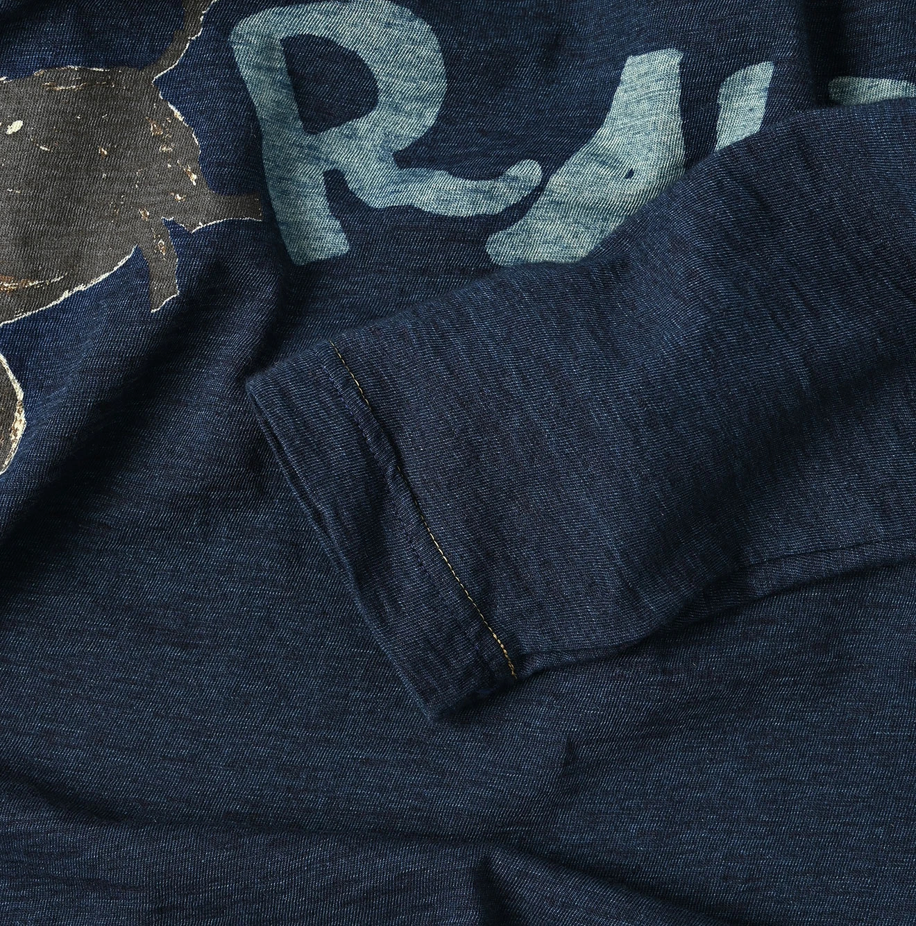 45R(フォーティファイブアール) |IN THE RAWベタッチプリントの908Tシャツ（インディゴ）