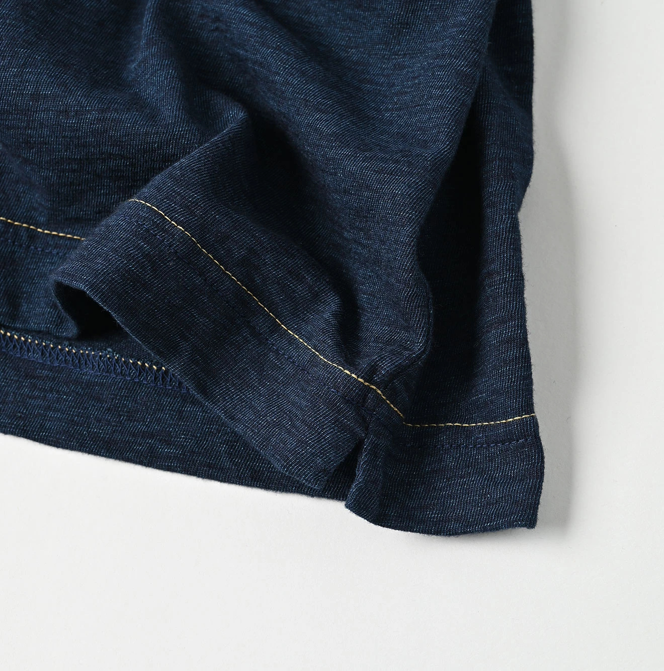 45R(フォーティファイブアール) |IN THE RAWベタッチプリントの908Tシャツ（インディゴ）
