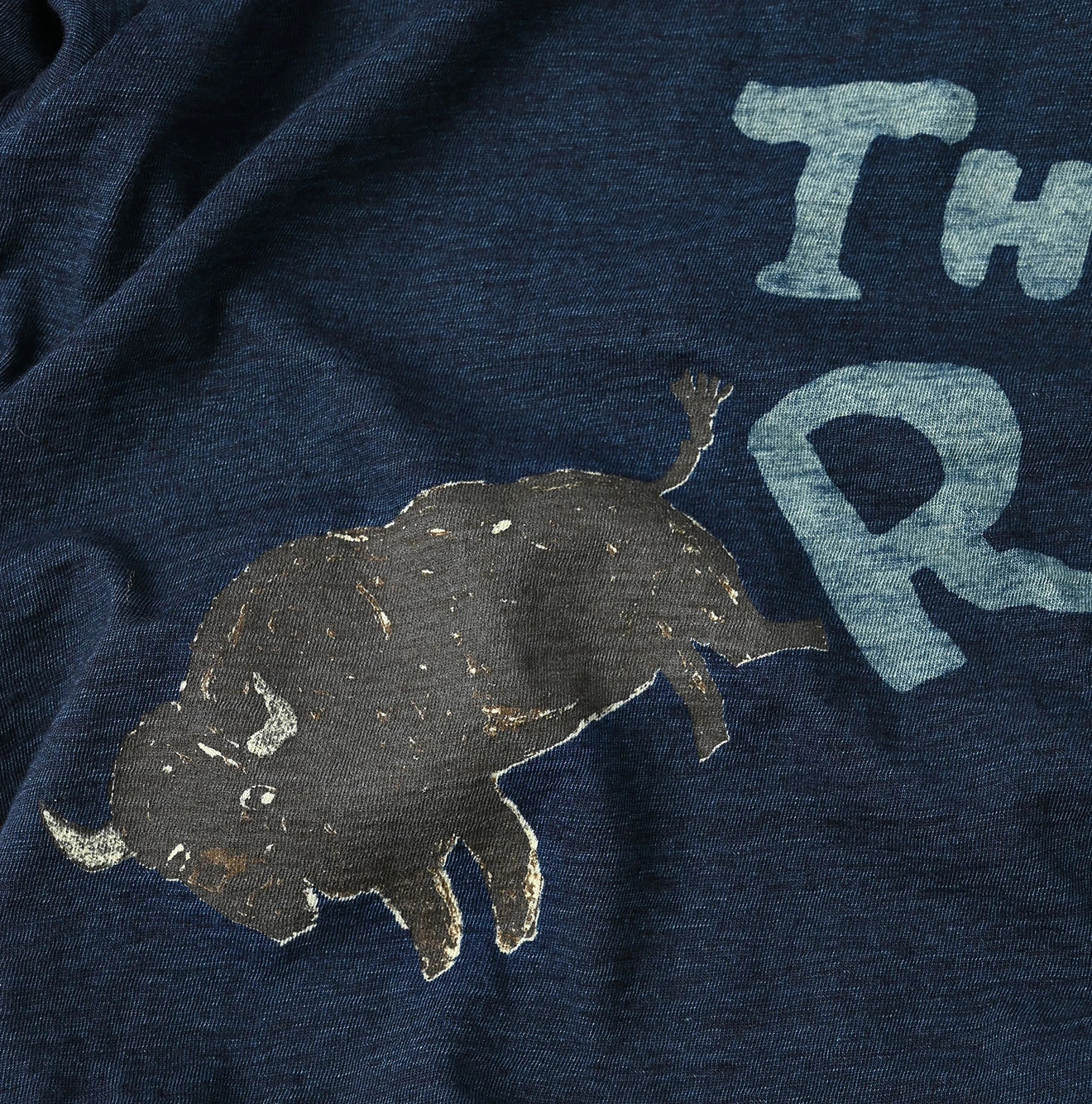 45R(フォーティファイブアール) |IN THE RAWベタッチプリントの908Tシャツ（インディゴ）