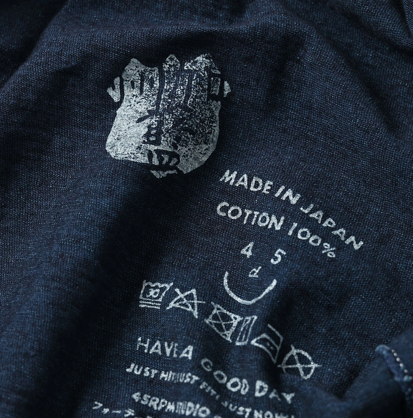 45R(フォーティファイブアール) |IN THE RAWベタッチプリントの908Tシャツ（インディゴ）