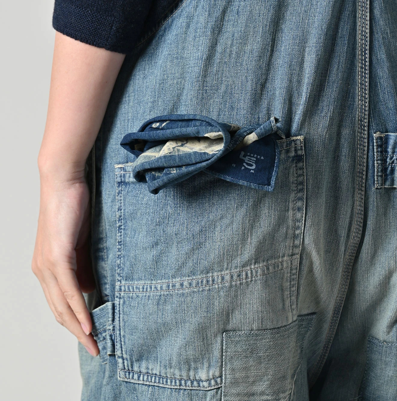 45R(フォーティファイブアール) |天竺ワンダーランドプリントのバンダナ（インディゴ）