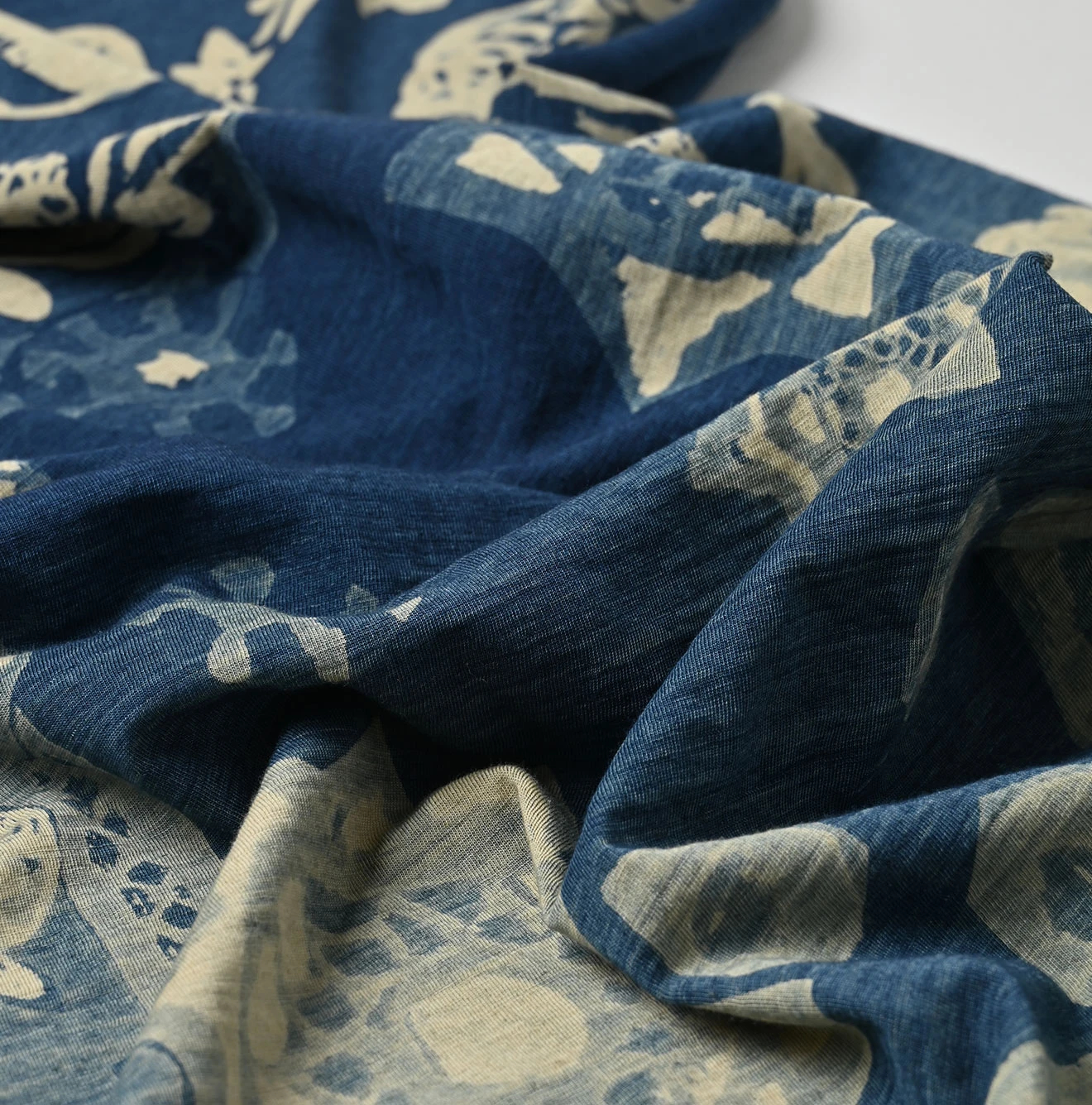 45R(フォーティファイブアール) |天竺ワンダーランドプリントのバンダナ（インディゴ）