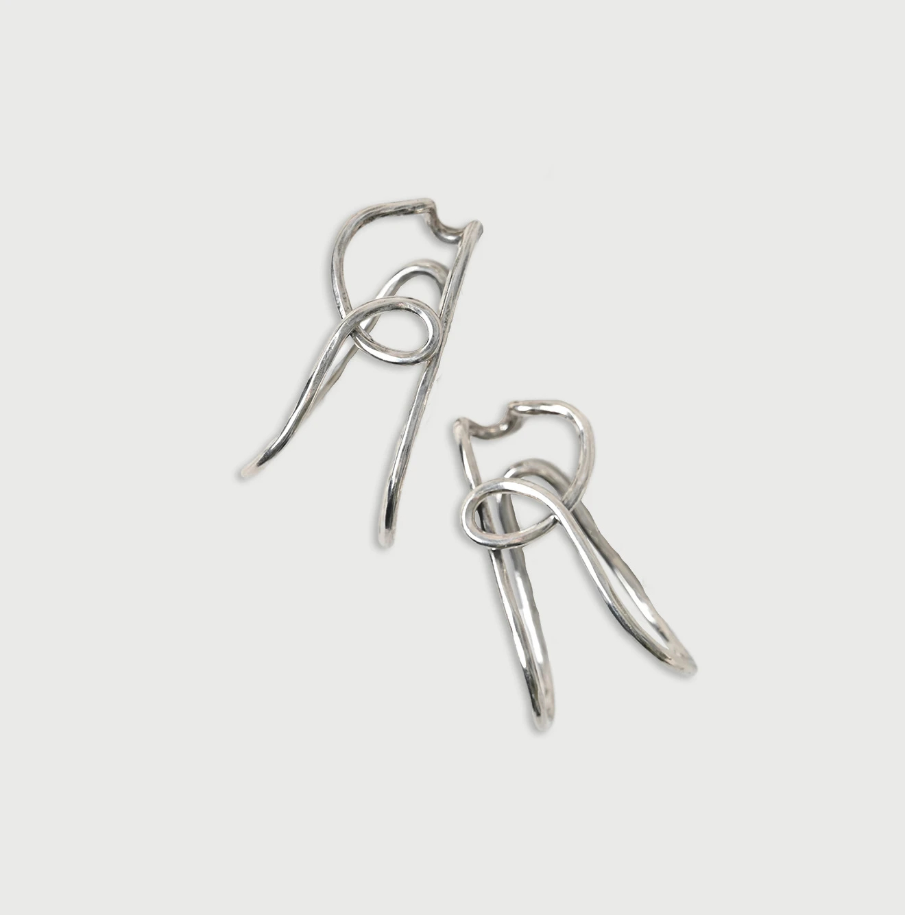 45R(フォーティファイブアール) |ネオンシルバーのRイヤーカフ