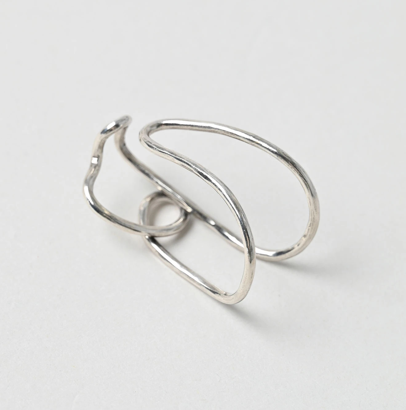 45R(フォーティファイブアール) |ネオンシルバーのRイヤーカフ