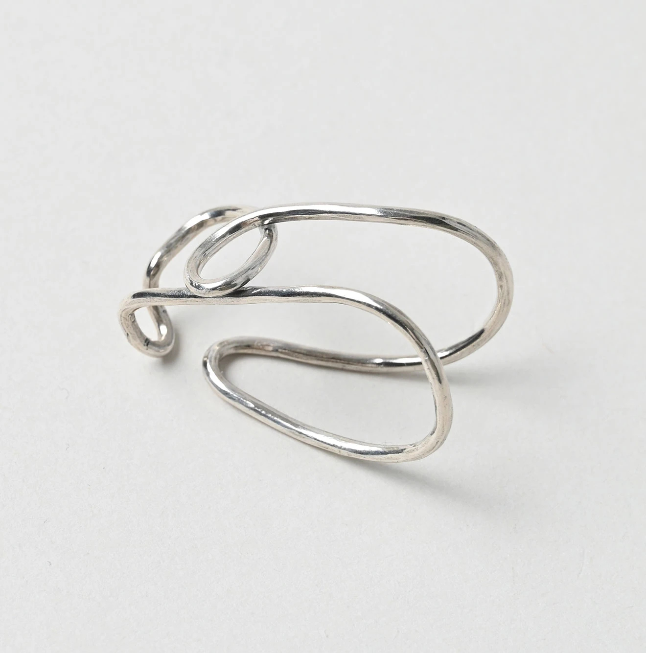 45R(フォーティファイブアール) |ネオンシルバーのRイヤーカフ