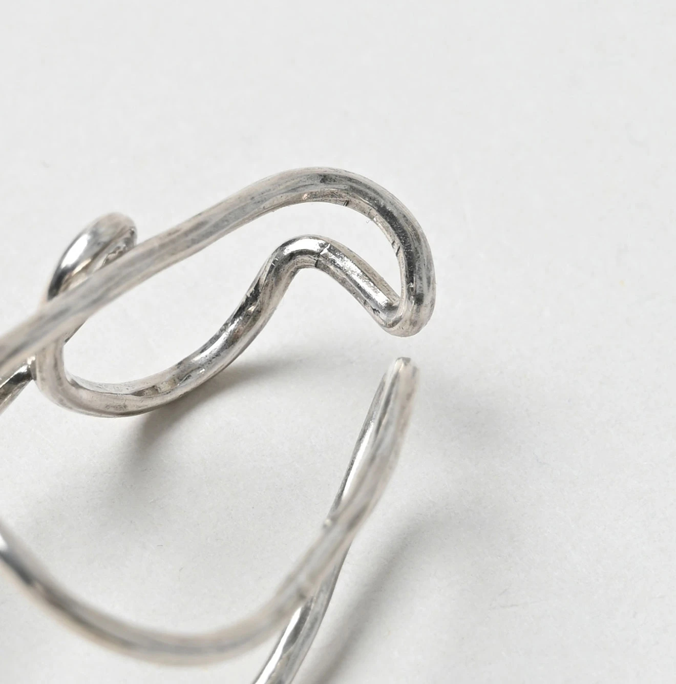 45R(フォーティファイブアール) |ネオンシルバーのRイヤーカフ