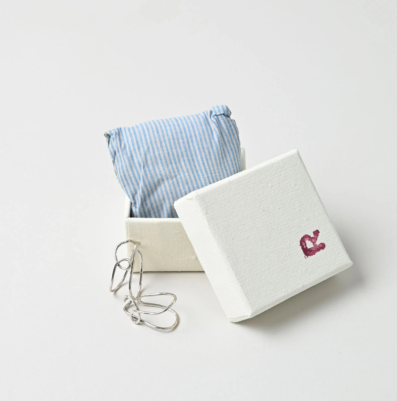 45R(フォーティファイブアール) |ネオンシルバーのRイヤーカフ