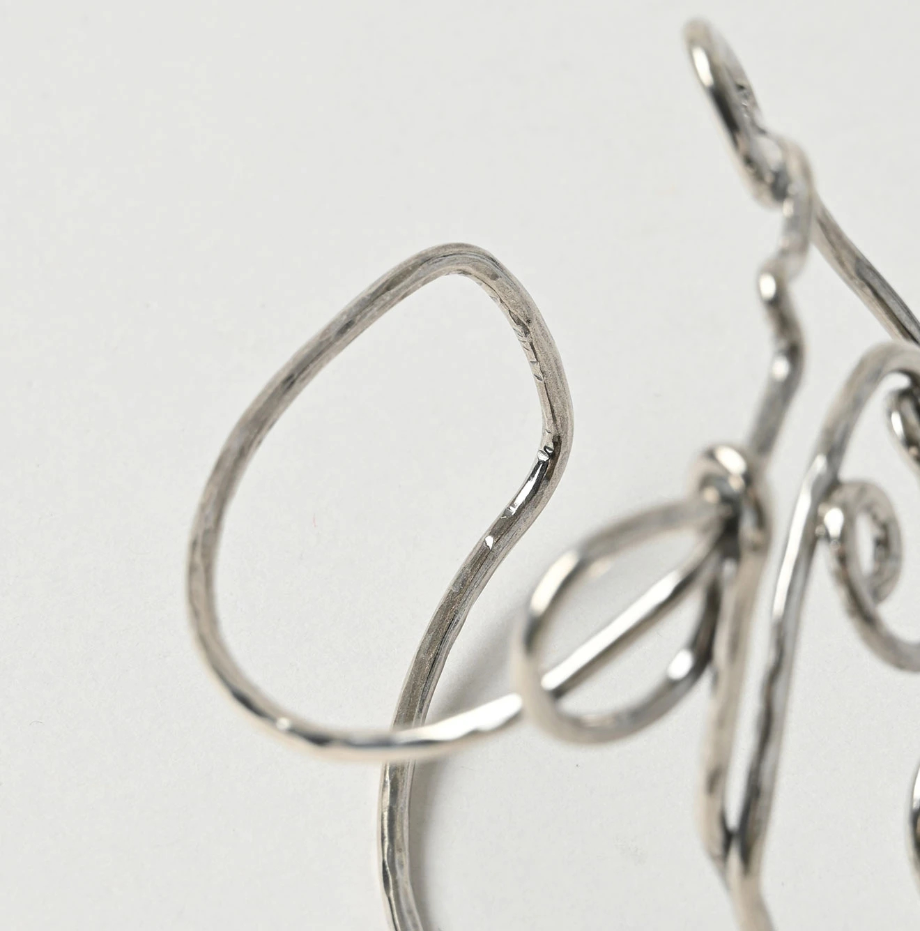 45R(フォーティファイブアール) |ネオンシルバーのRピギーバングル