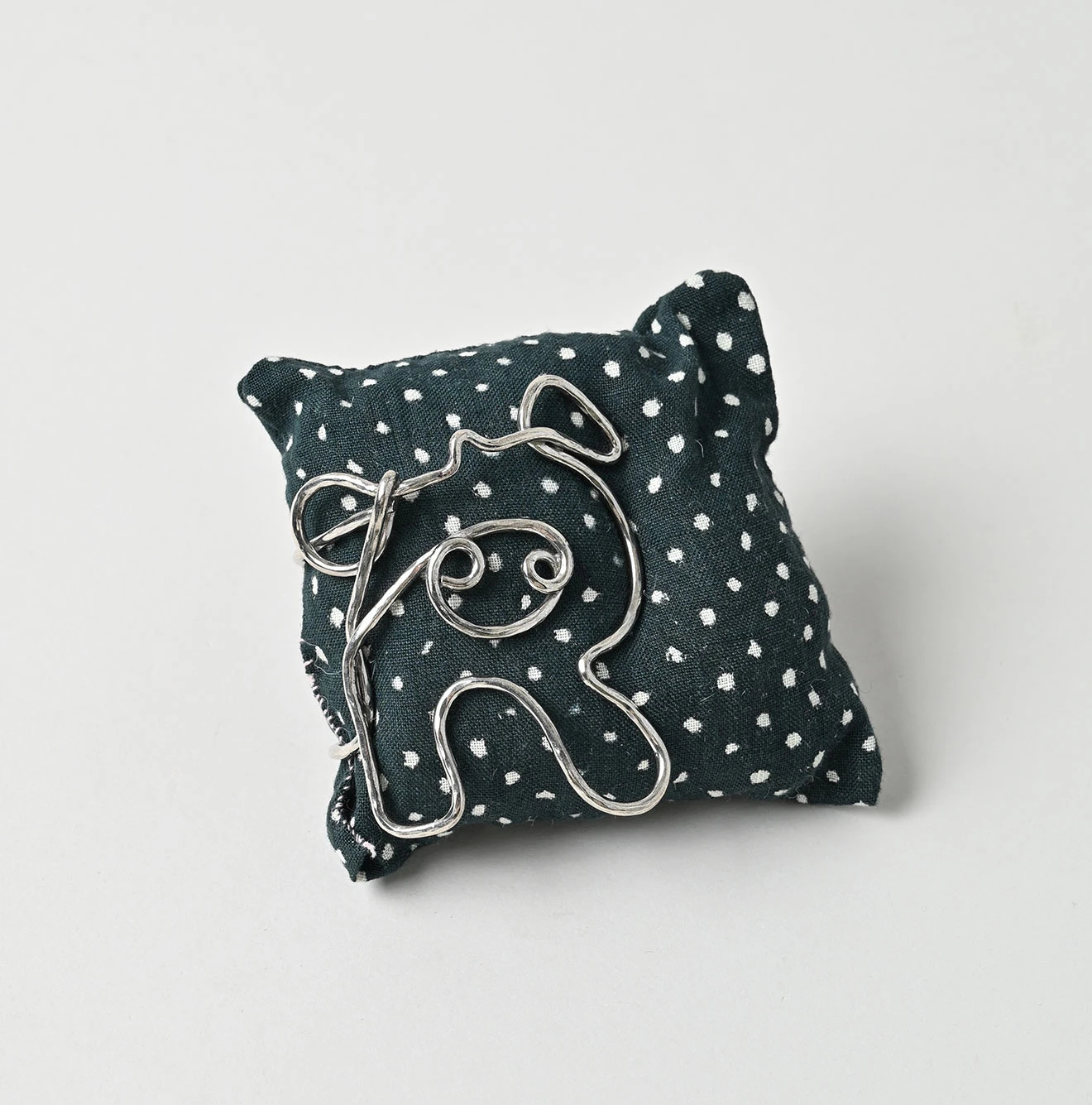 45R(フォーティファイブアール) |ネオンシルバーのRピギーバングル