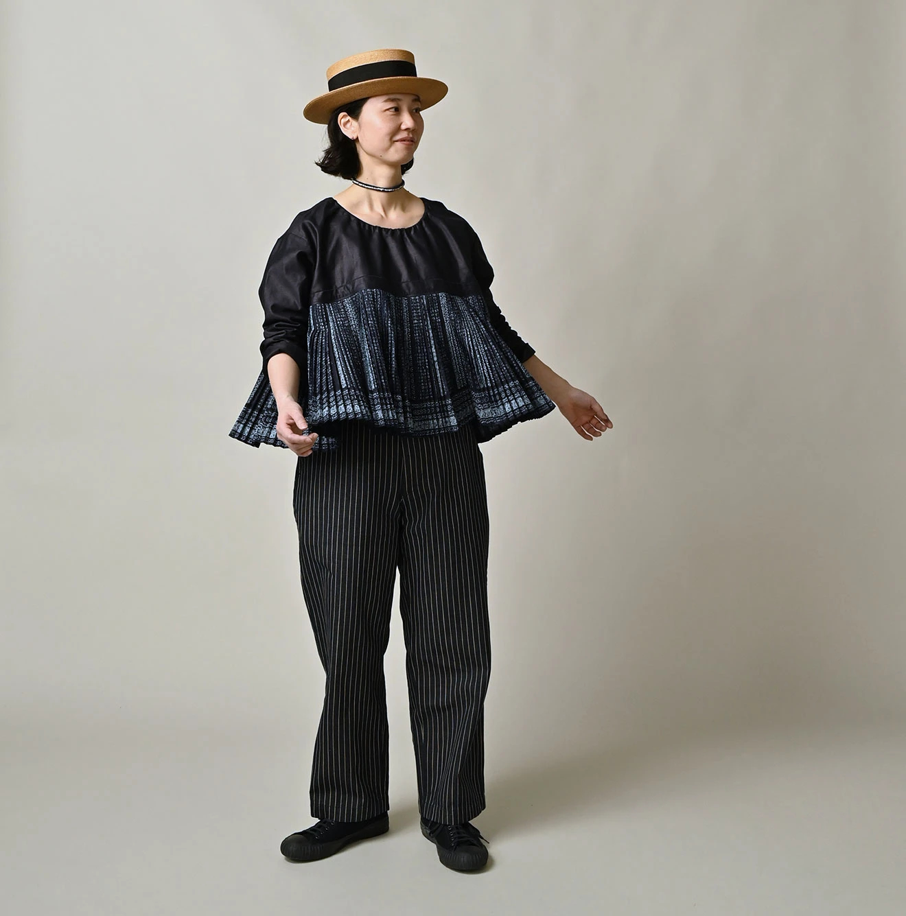 45R(フォーティファイブアール) |インディゴ抜染葵更紗プリントサテン×プリーツのブラウス