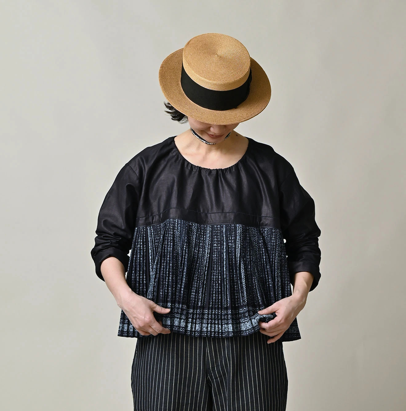 45R(フォーティファイブアール) |インディゴ抜染葵更紗プリントサテン×プリーツのブラウス