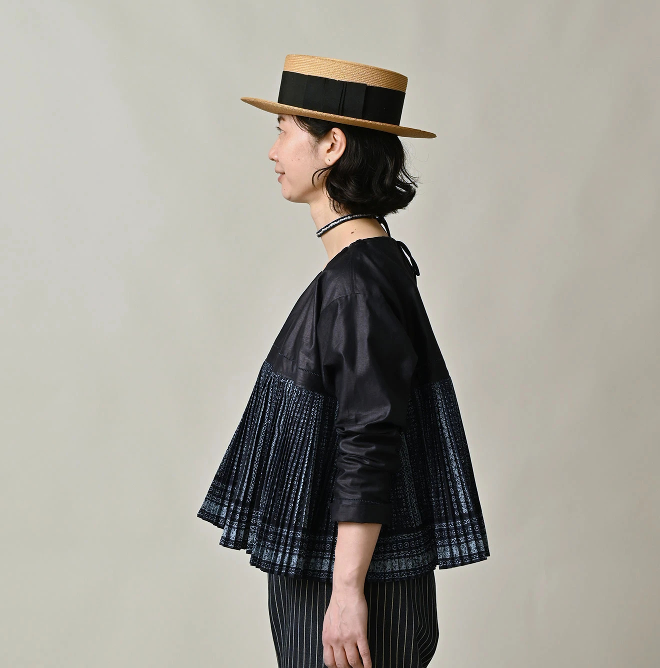 45R(フォーティファイブアール) |インディゴ抜染葵更紗プリントサテン×プリーツのブラウス